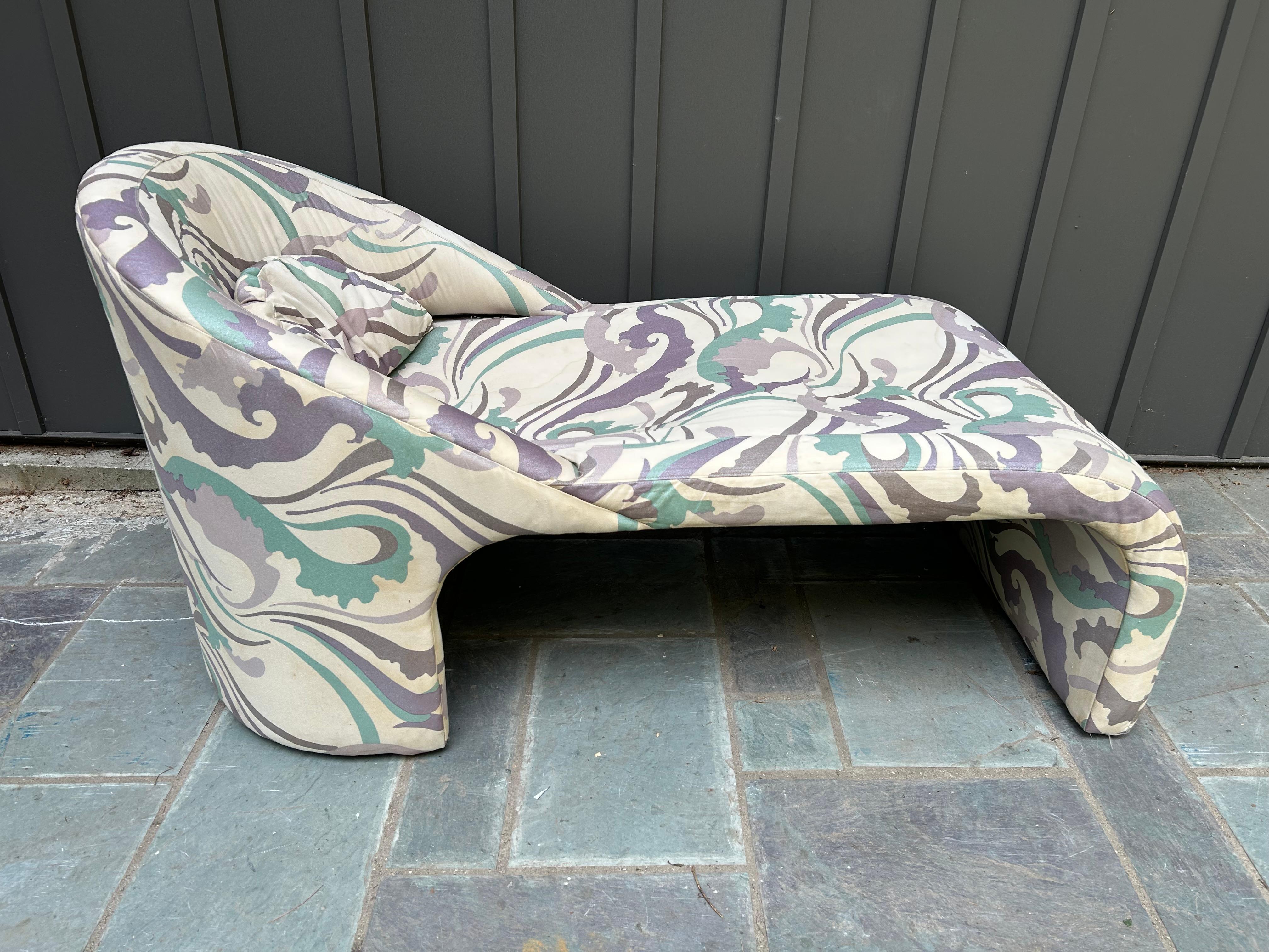 Petite Preview Weiman 80s skulpturale moderne Chaiselongue.  Der Stoff sieht original aus, ist abgenutzt und sollte neu gepolstert werden.  Dieses Stück misst 30 