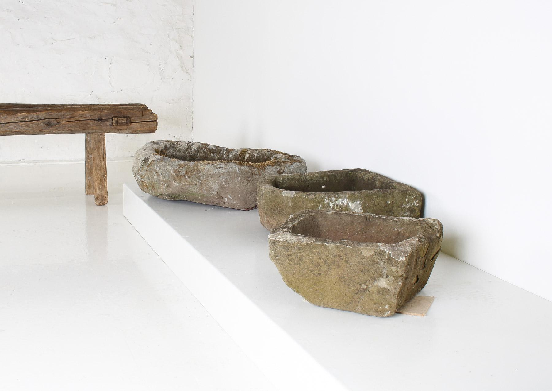 Anglais Petite jardinière ancienne en pierre sculptée Wabi Sabi organique en vente