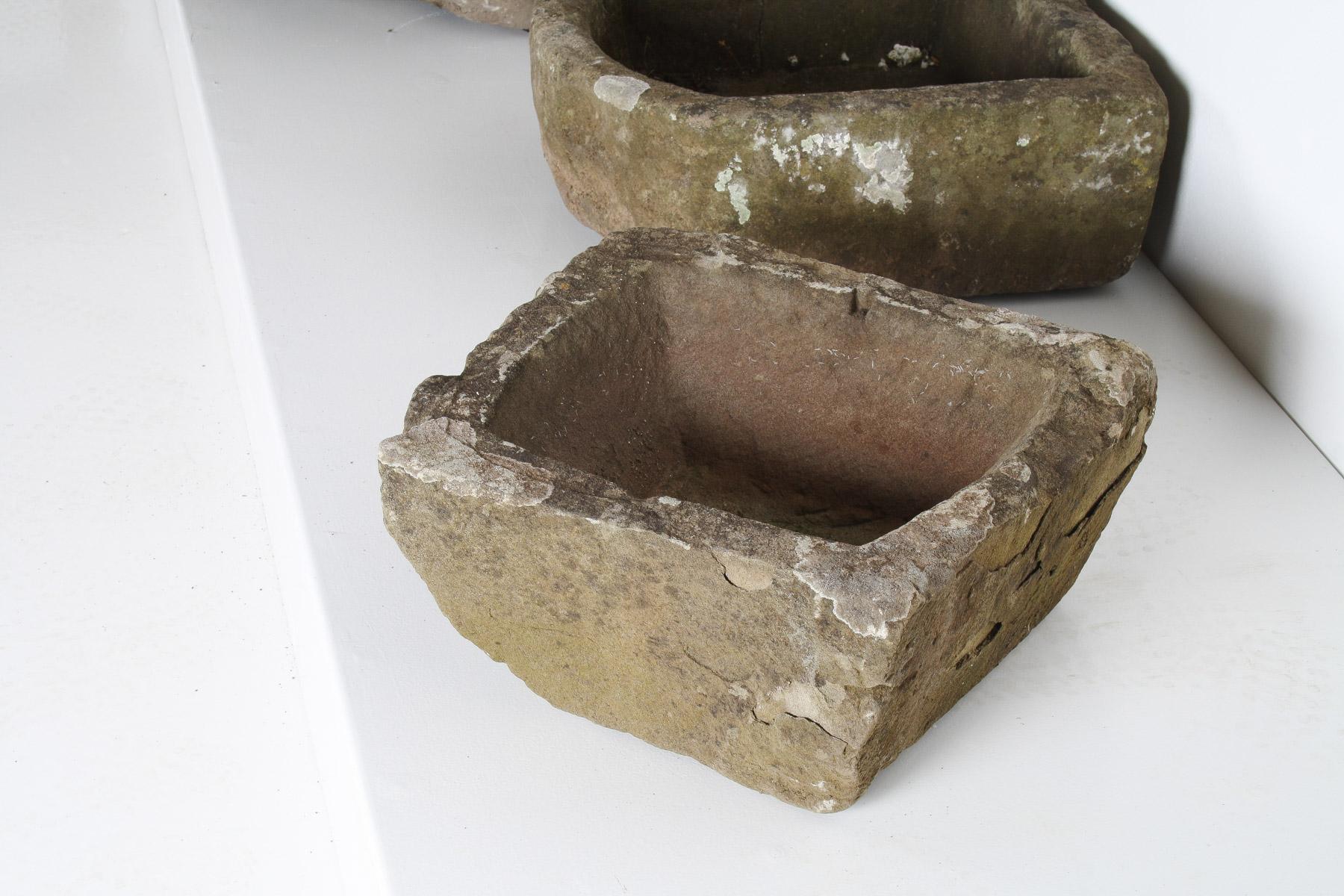 Sculpté Petite jardinière ancienne en pierre sculptée Wabi Sabi organique en vente