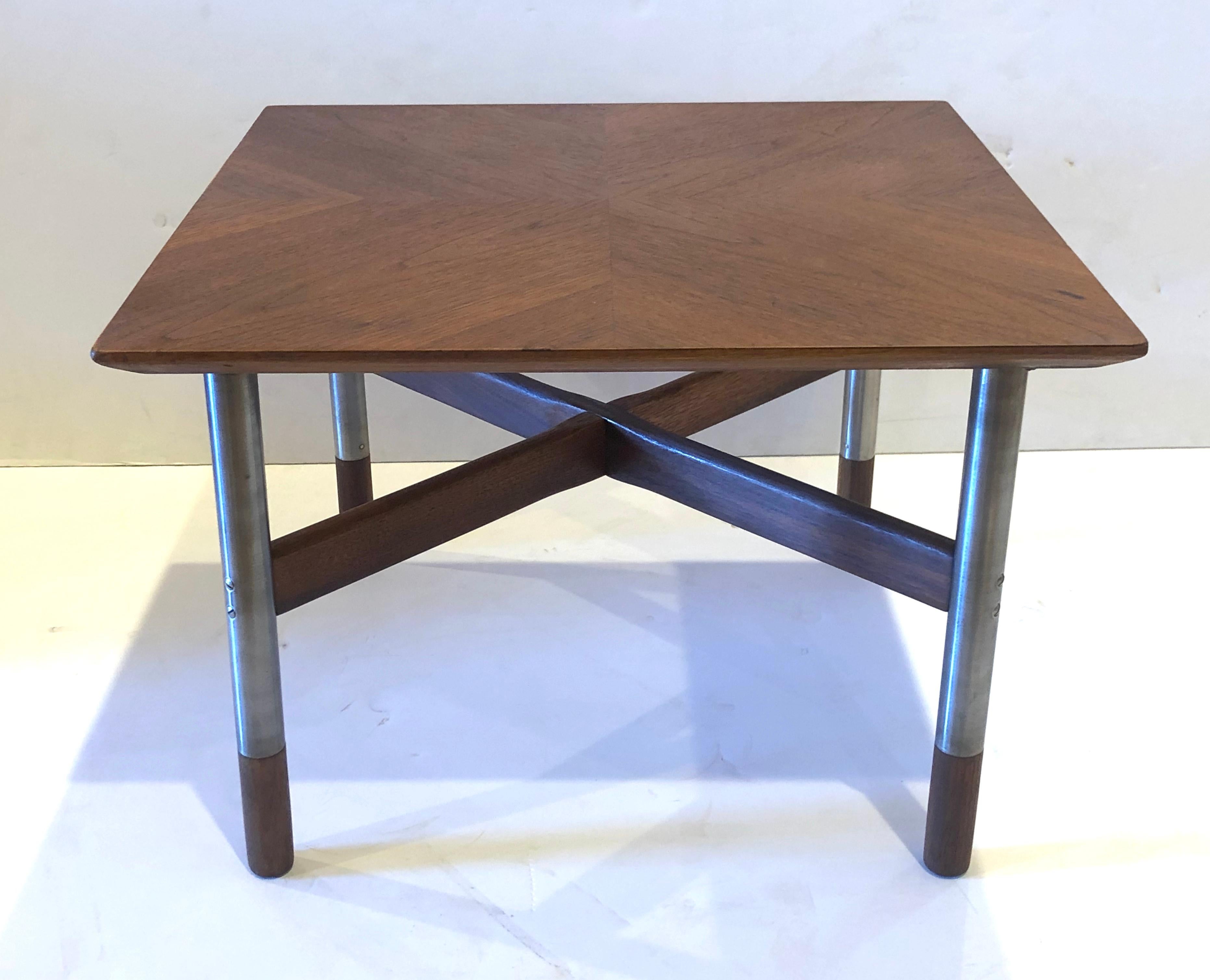 Scandinave moderne Petite & Rare Table carrée cocktail en teck avec pieds en acier inoxydable et pointes en bois en vente