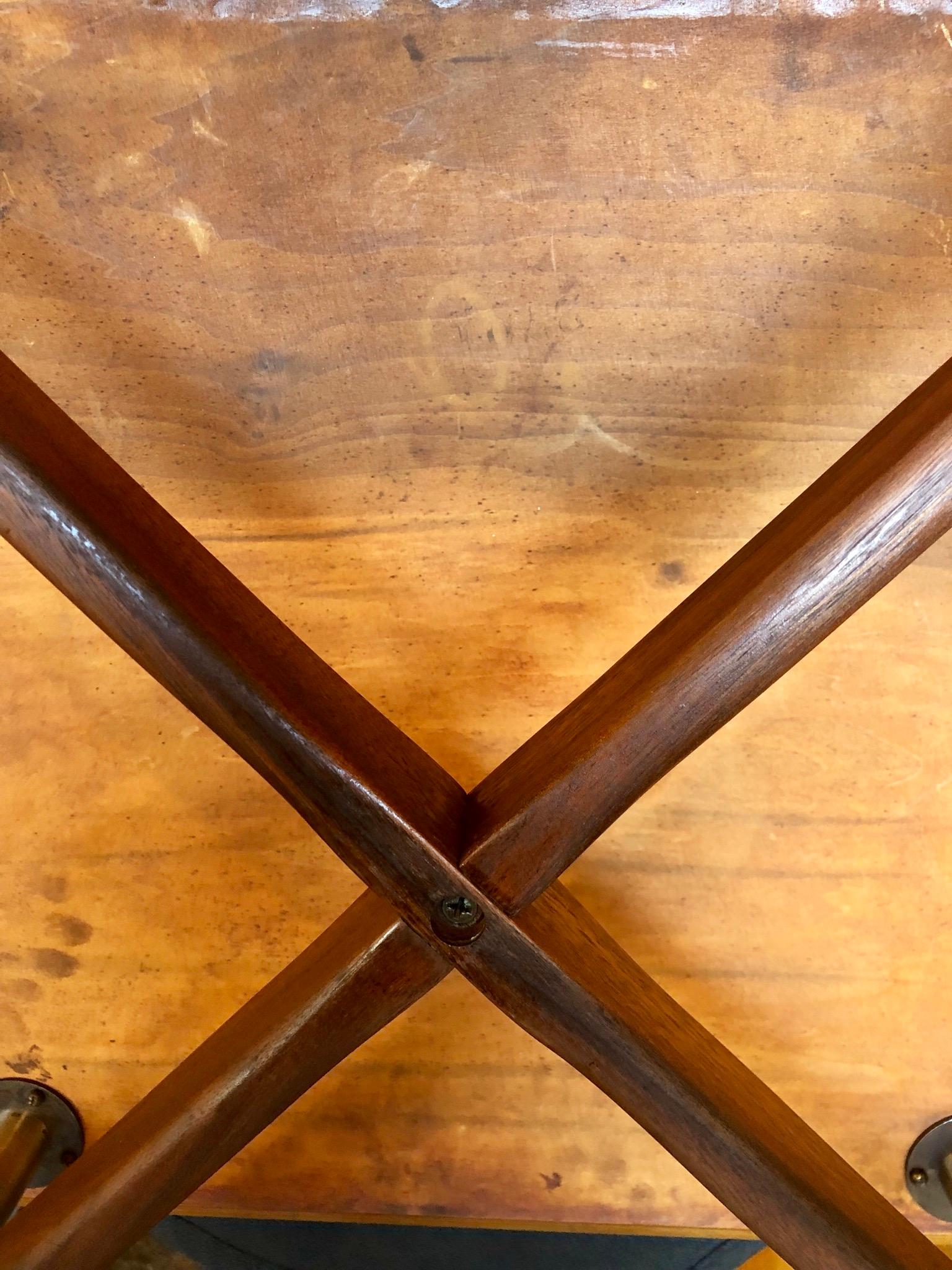 Européen Petite & Rare Table carrée cocktail en teck avec pieds en acier inoxydable et pointes en bois en vente