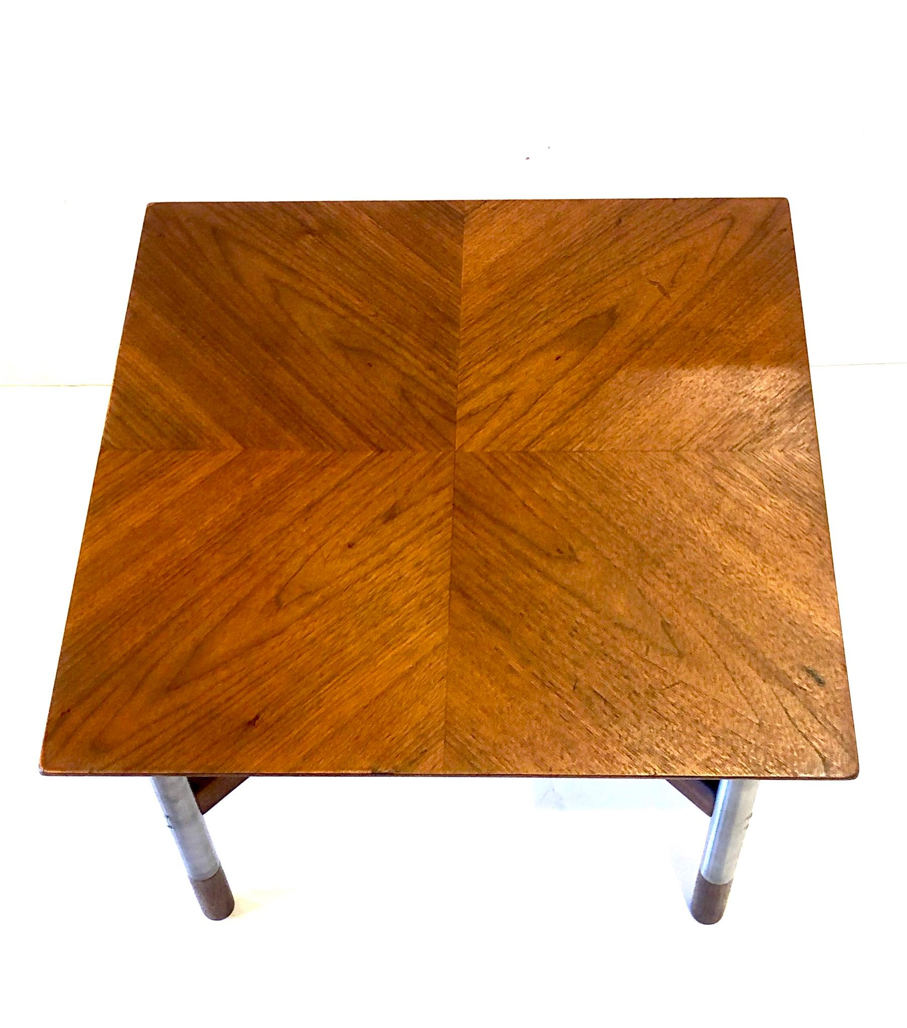 Petite & Rare Table carrée cocktail en teck avec pieds en acier inoxydable et pointes en bois Bon état - En vente à San Diego, CA