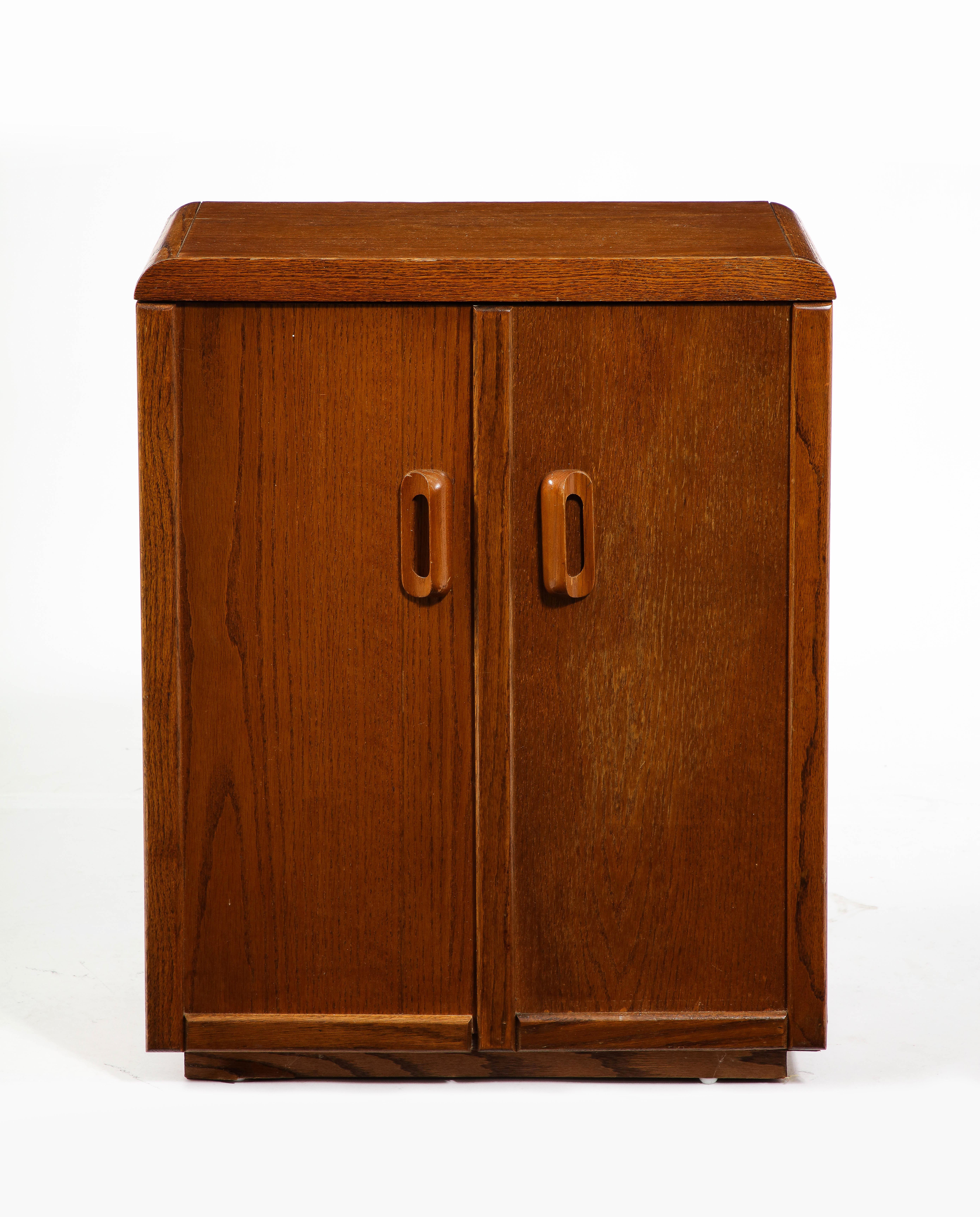Armoire compartimentée inhabituelle en chêne foncé dans le style de l'armoire AA de Marcel Gascoin pour ARHEC. 
Magnifiques détails des poignées sculptées.
Caractéristiques à l'intérieur des divisions.
