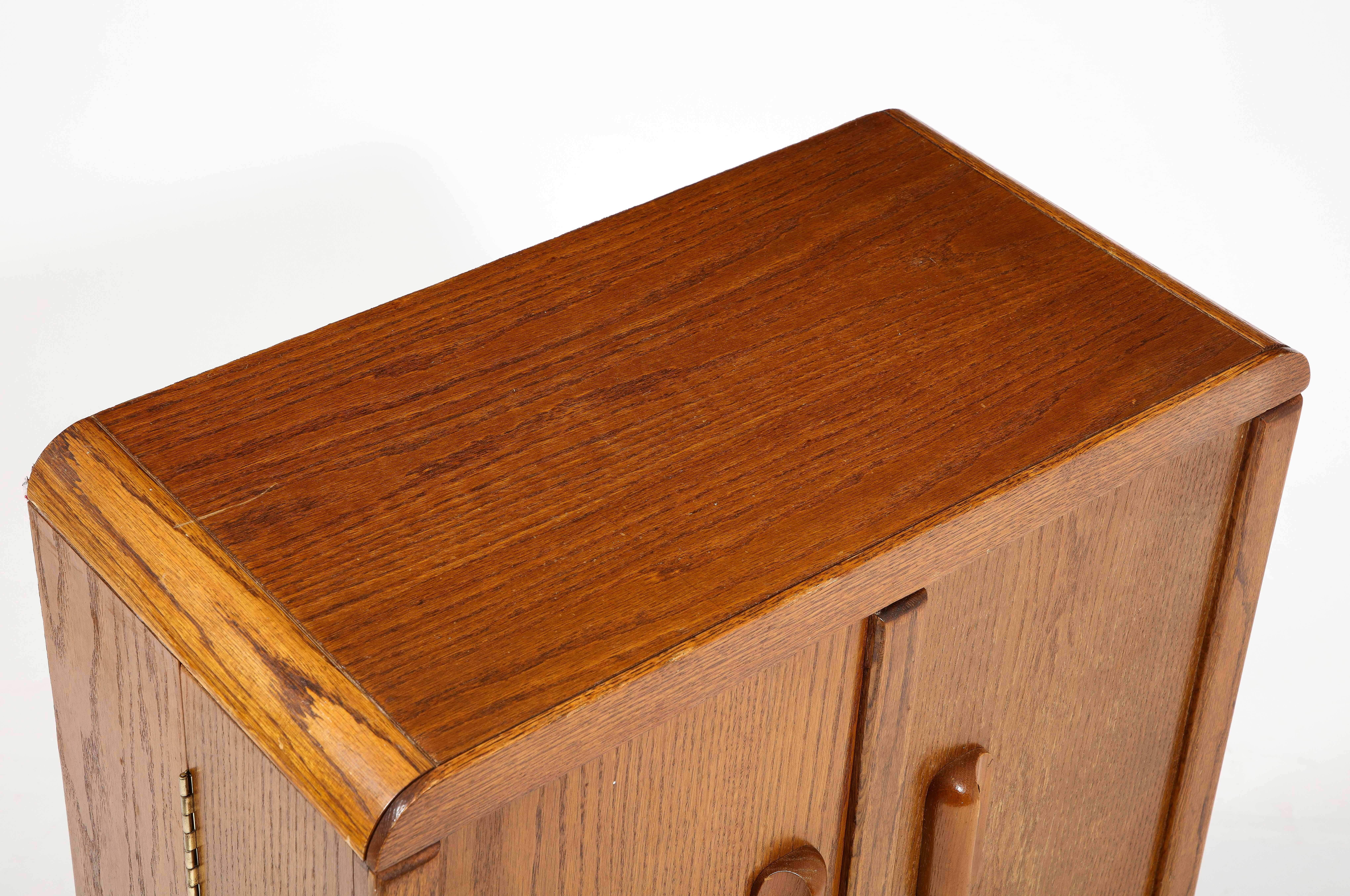 Français Petite armoire de chambre d'enfant en chêne Brown foncé de l'époque de la Reconstruction - France années 1950 en vente