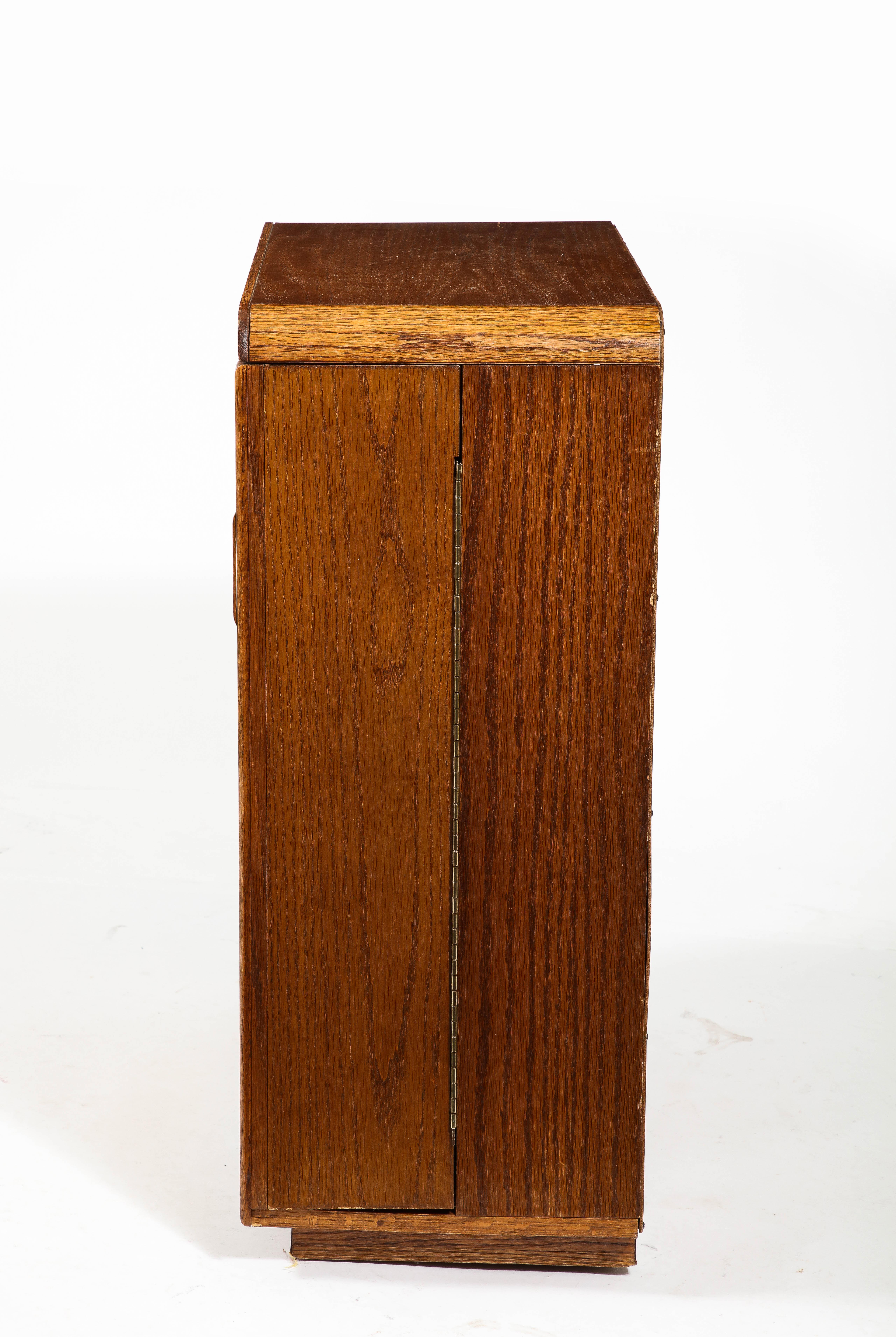 Petite armoire de chambre d'enfant en chêne Brown foncé de l'époque de la Reconstruction - France années 1950 Bon état - En vente à New York, NY