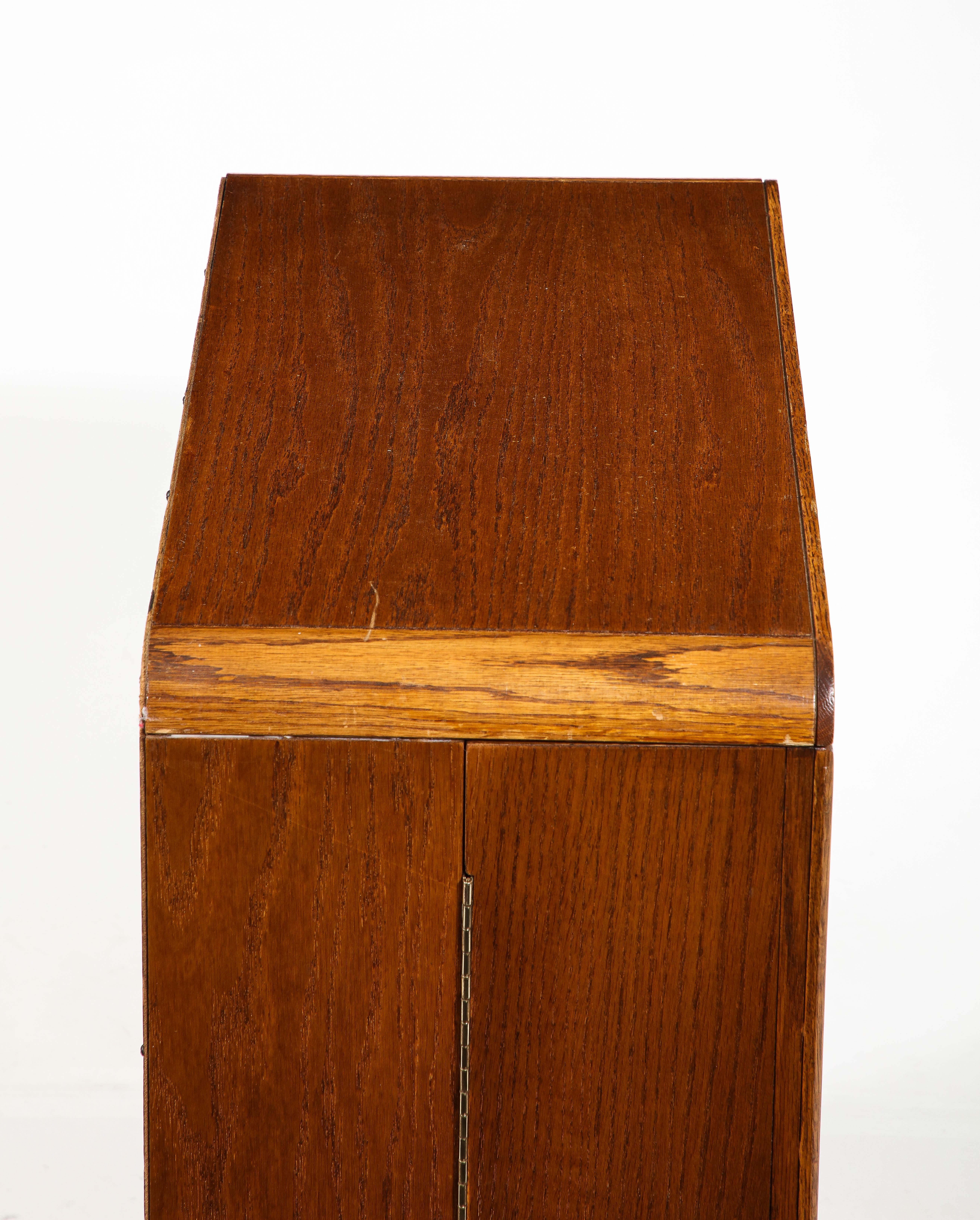 Milieu du XXe siècle Petite armoire de chambre d'enfant en chêne Brown foncé de l'époque de la Reconstruction - France années 1950 en vente