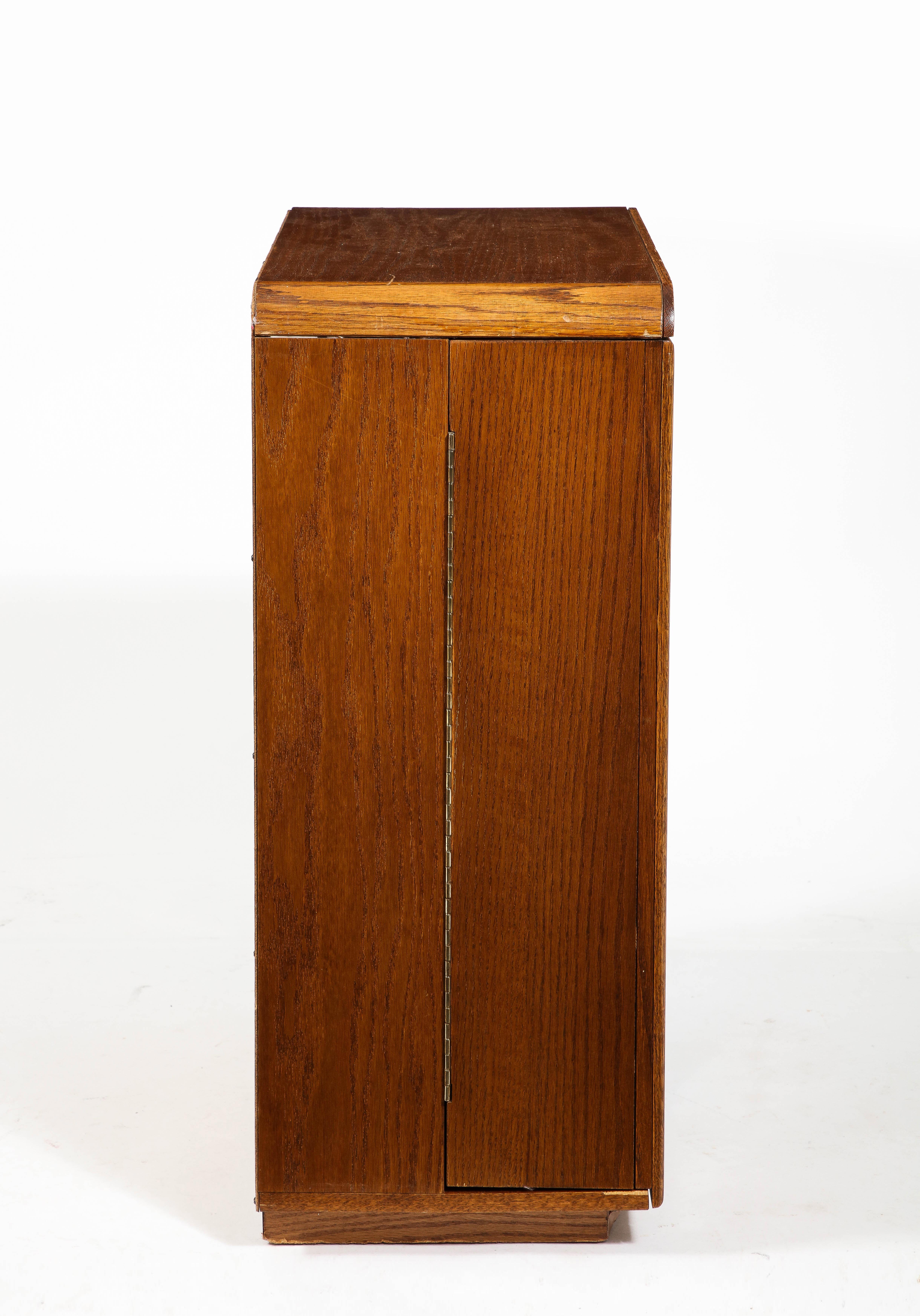 Chêne Petite armoire de chambre d'enfant en chêne Brown foncé de l'époque de la Reconstruction - France années 1950 en vente