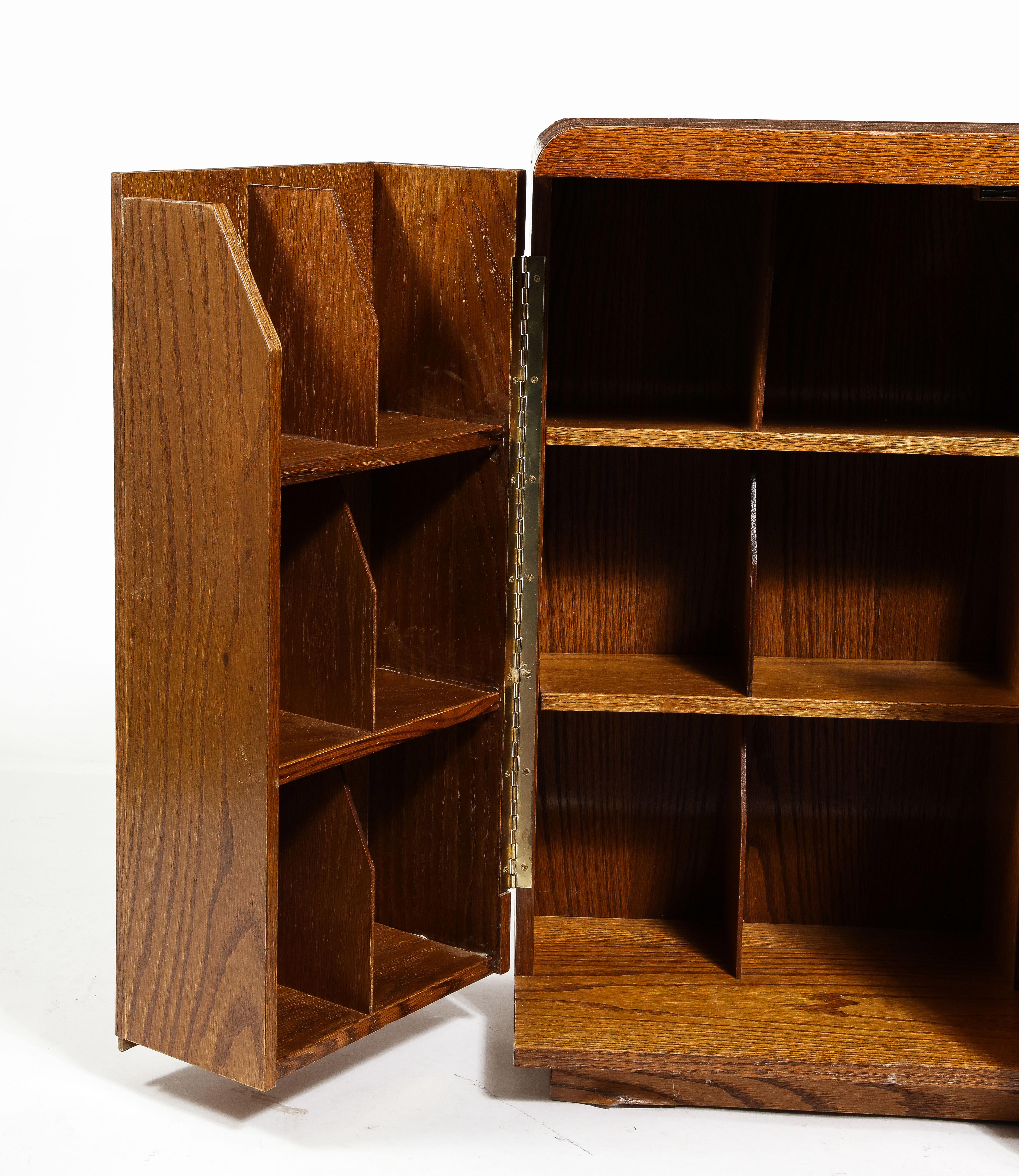 Petite armoire de chambre d'enfant en chêne Brown foncé de l'époque de la Reconstruction - France années 1950 en vente 1