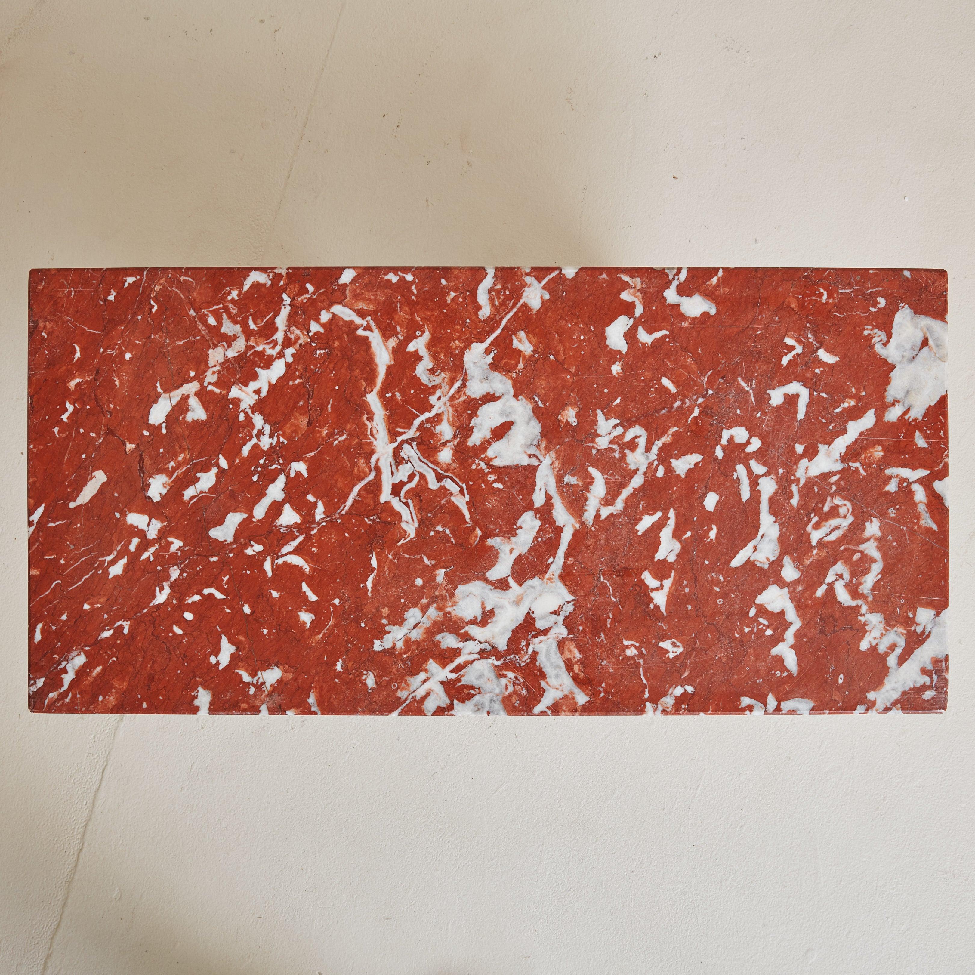 Ein zierlicher italienischer Couchtisch aus den 1980er Jahren aus Rosso Francia-Marmor in einem satten, rot-orangefarbenen Farbton mit beeindruckender weißer Äderung. Die flache Silhouette zeichnet sich durch eine dicke, rechteckige Platte aus, die