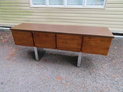 Petite crédence Formica en noyer chromé Roger Sprunger pour Dunbar, milieu du siècle dernier