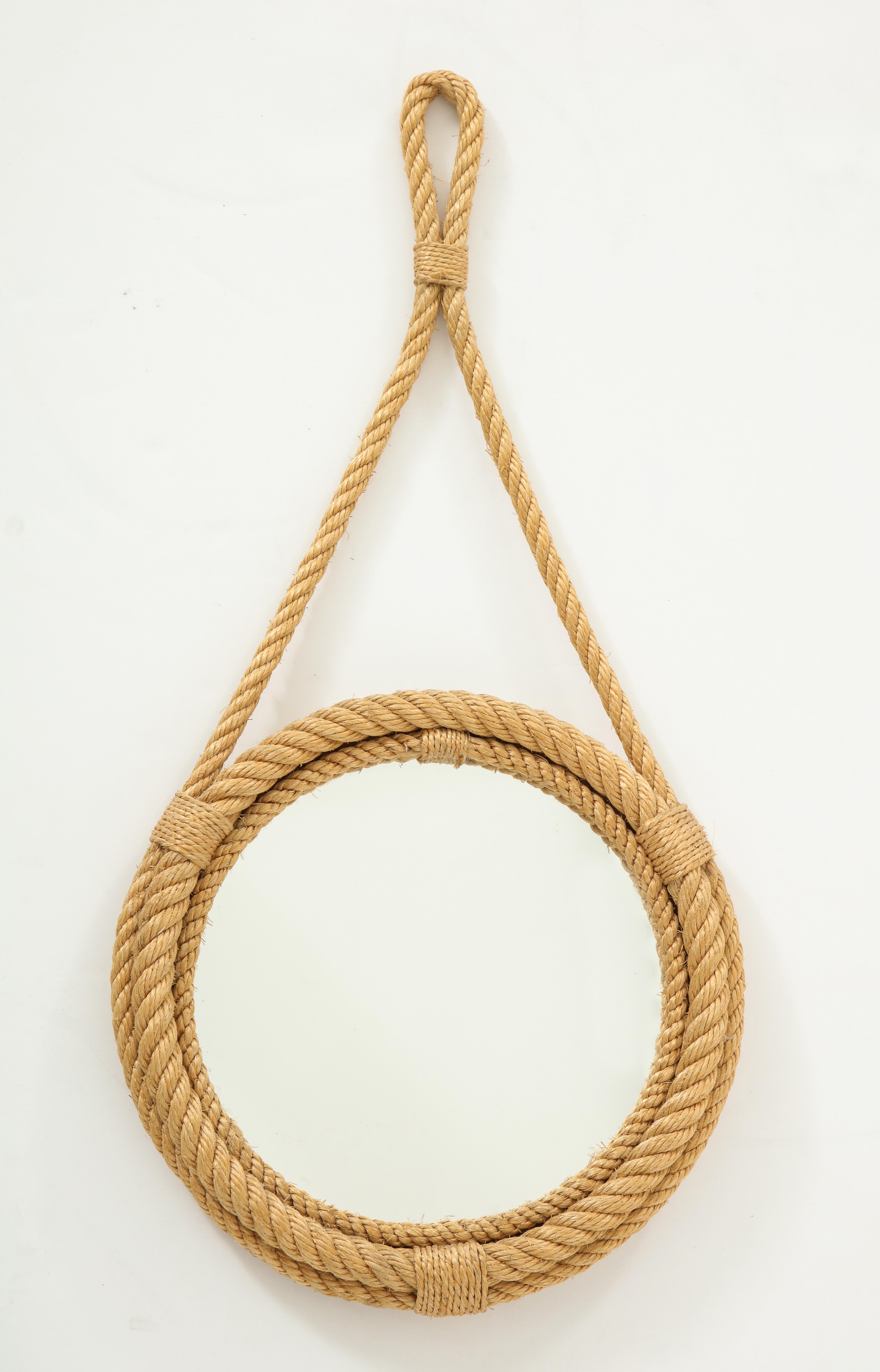 Petite rope hanging round wall mirror by iconic designer duo Audoux Minet, Adrien Audoux and Frida Minet. Golfe-Juan, French Riviera, 1960s. Very good vintage condition.
 