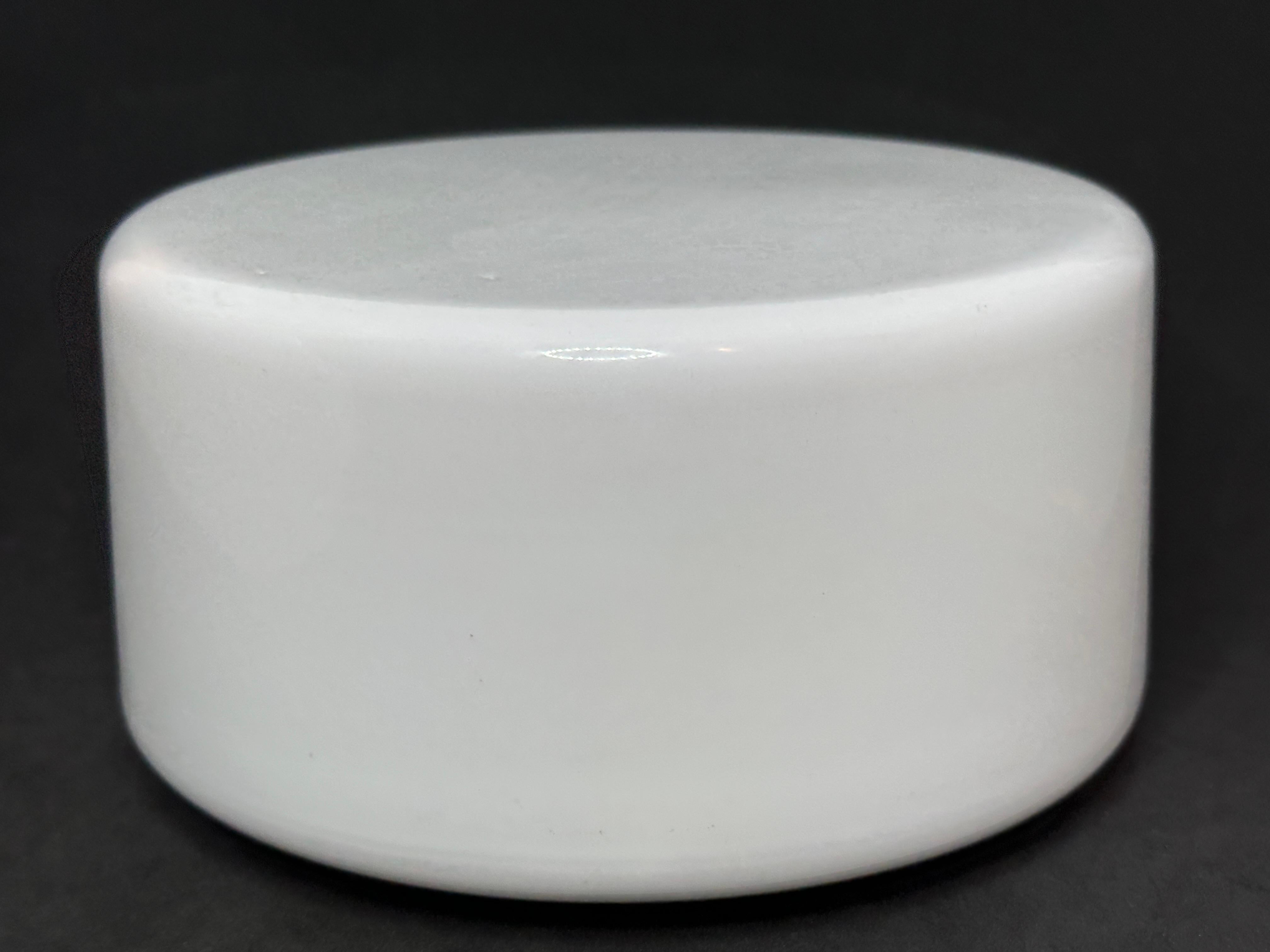 Eine zierliche Leuchte aus weißem Opal- oder Milchglas für die Unterputzmontage. Hergestellt in Deutschland von RZB Leuchten. Wunderschöner Glaseinbau mit Metallbefestigung. Die Leuchte benötigt eine europäische E14 / 110 Volt Candelabra-Glühbirne,