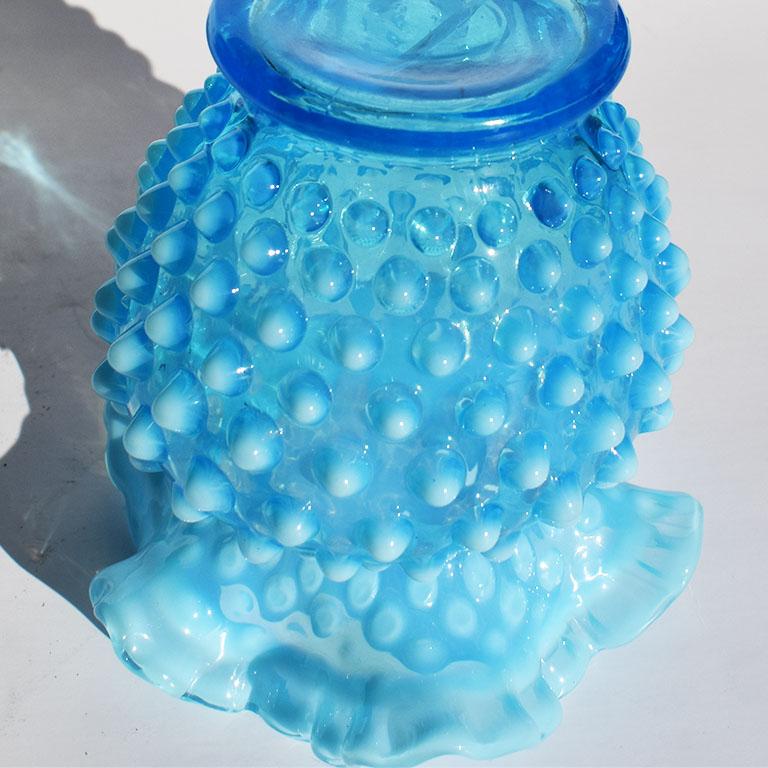Art déco Petit vase bouddhiste rond en verre d'art de Murano bleu à clous Hobbs en vente