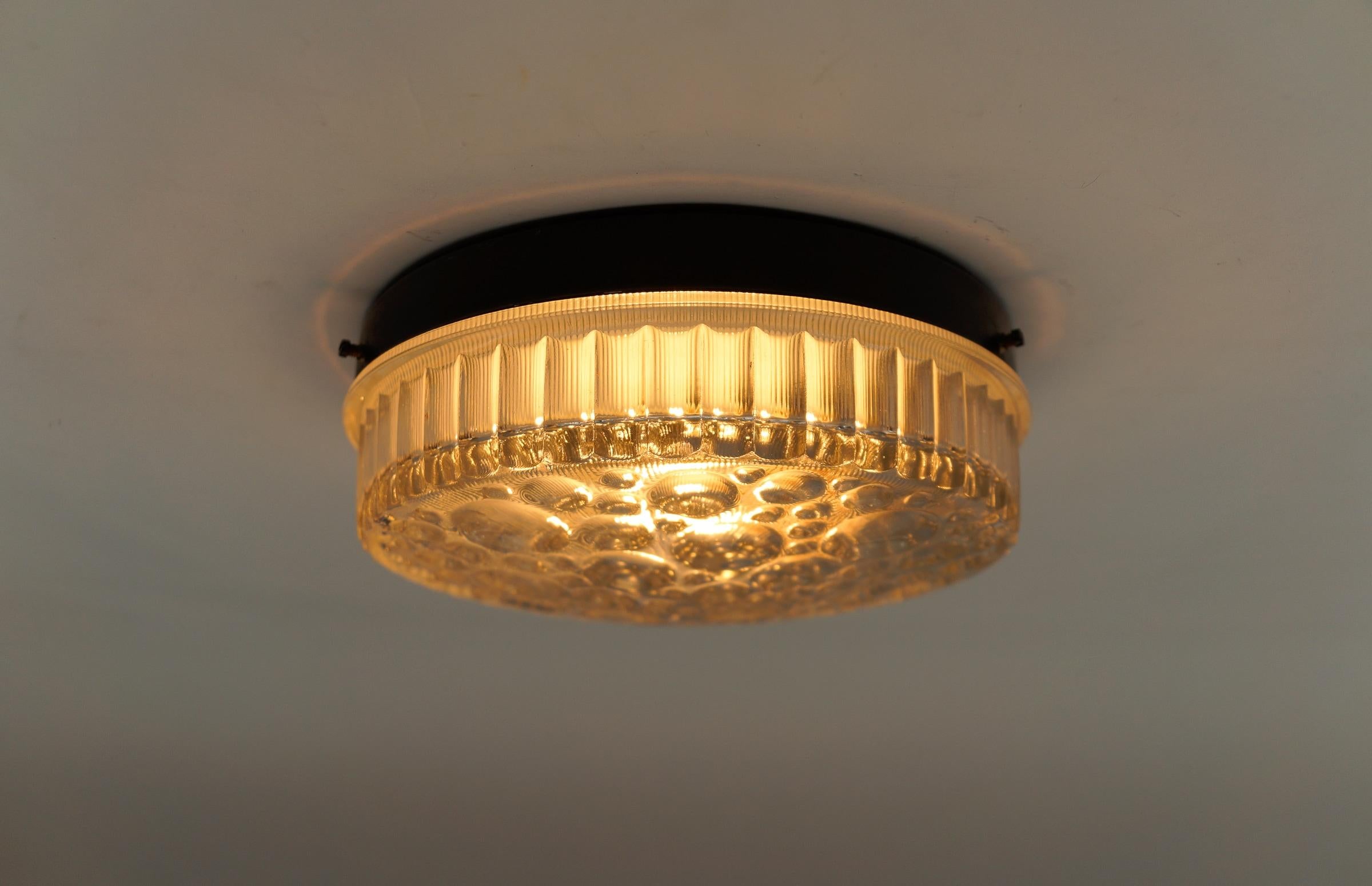 Petite Round Clear Glass Flush Mount, Germany 1960s

Dimensions
Height: 3.14 in. (8 cm)
Diameter: 7.87 in. (20 cm)

The fixture need 1 x E27 standard bulb with 60W max.

Light bulbs are not included.
It is possible to install this fixture in all