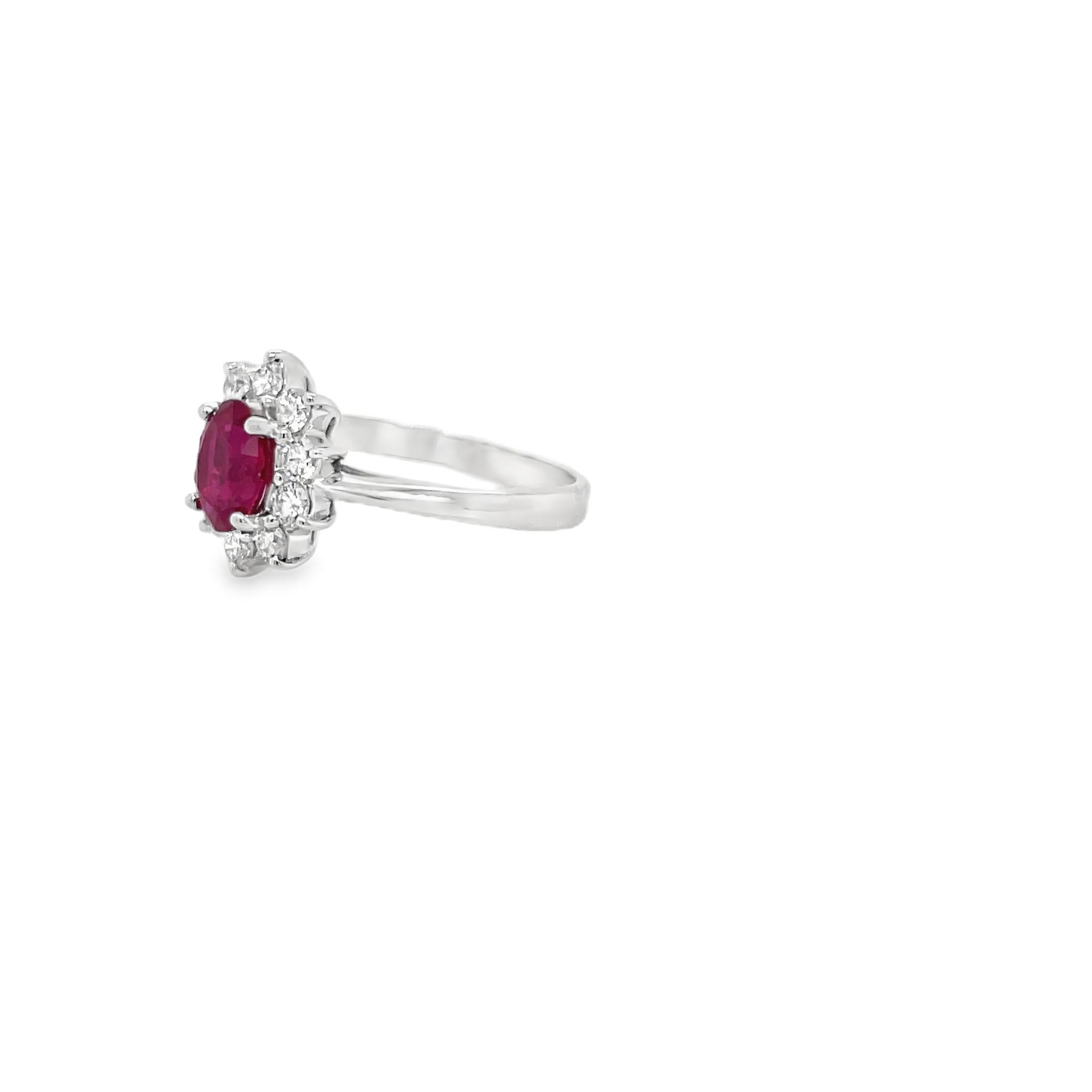Contemporaneo Anello Petite Ruby & Diamond Halo in oro bianco in vendita
