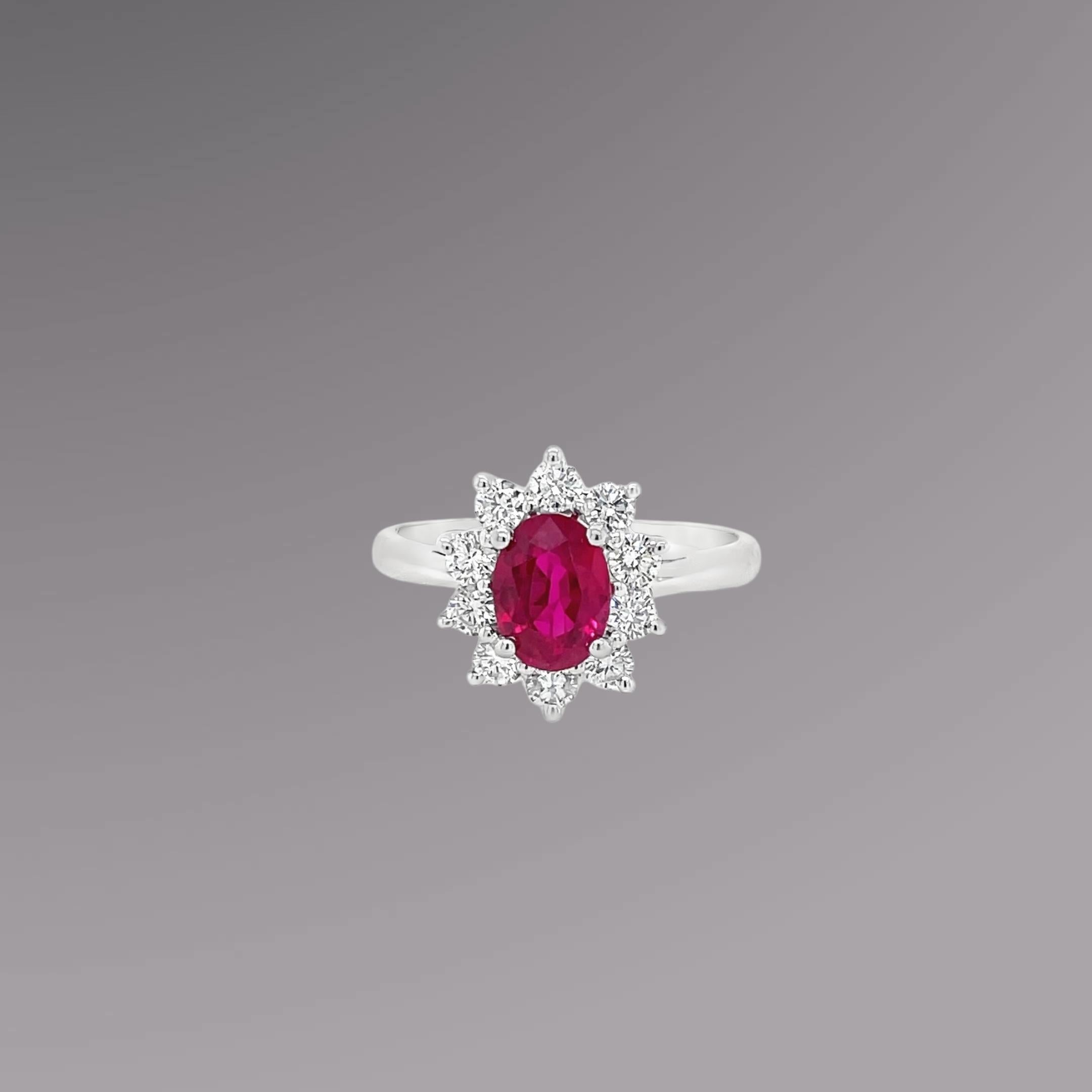 Taglio ovale Anello Petite Ruby & Diamond Halo in oro bianco in vendita