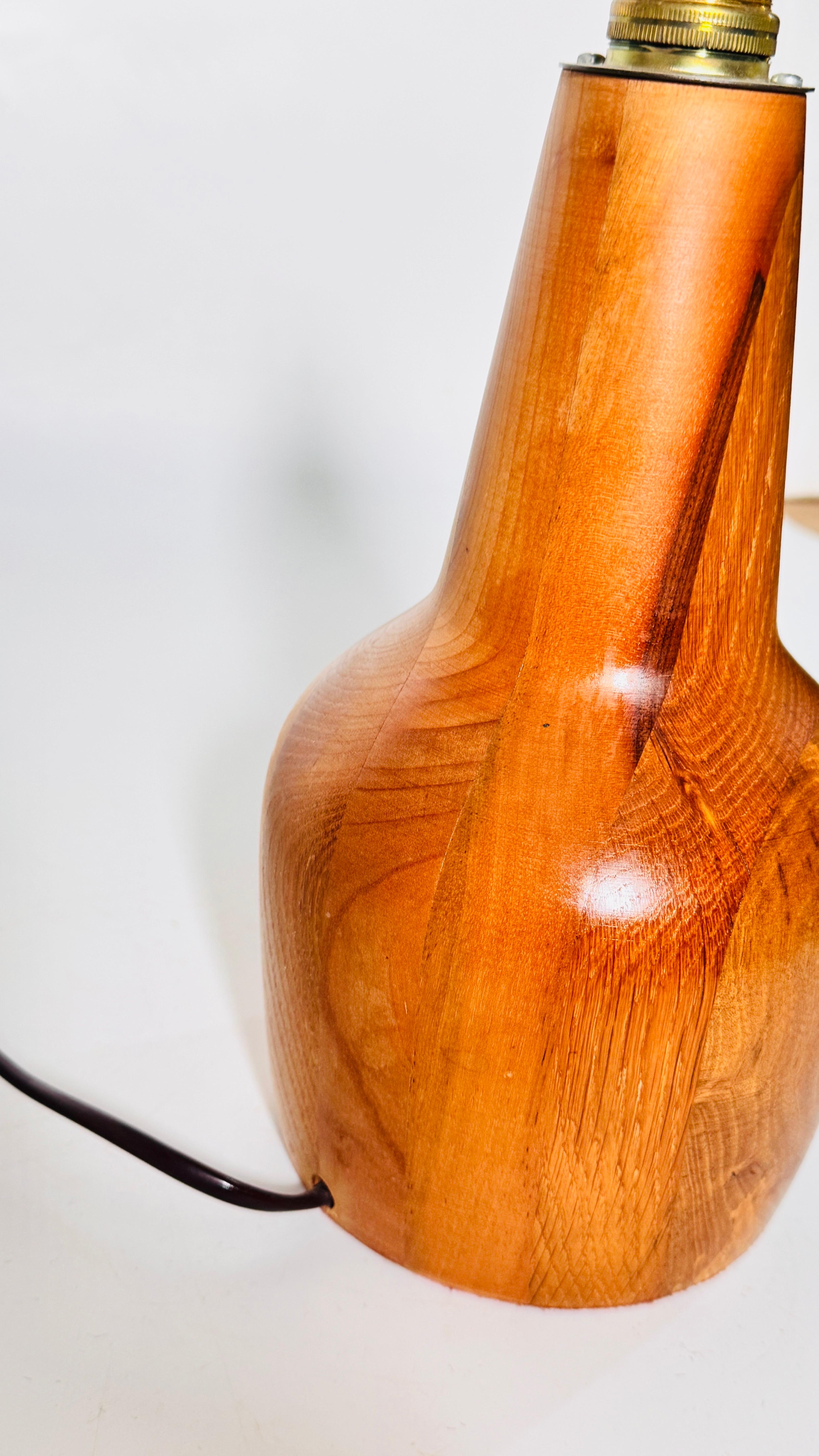 Petite Scandinavian-Style Table Lamp, Pear-Shaped Light Wood, 1960s In Good Condition For Sale In Auribeau sur Siagne, FR