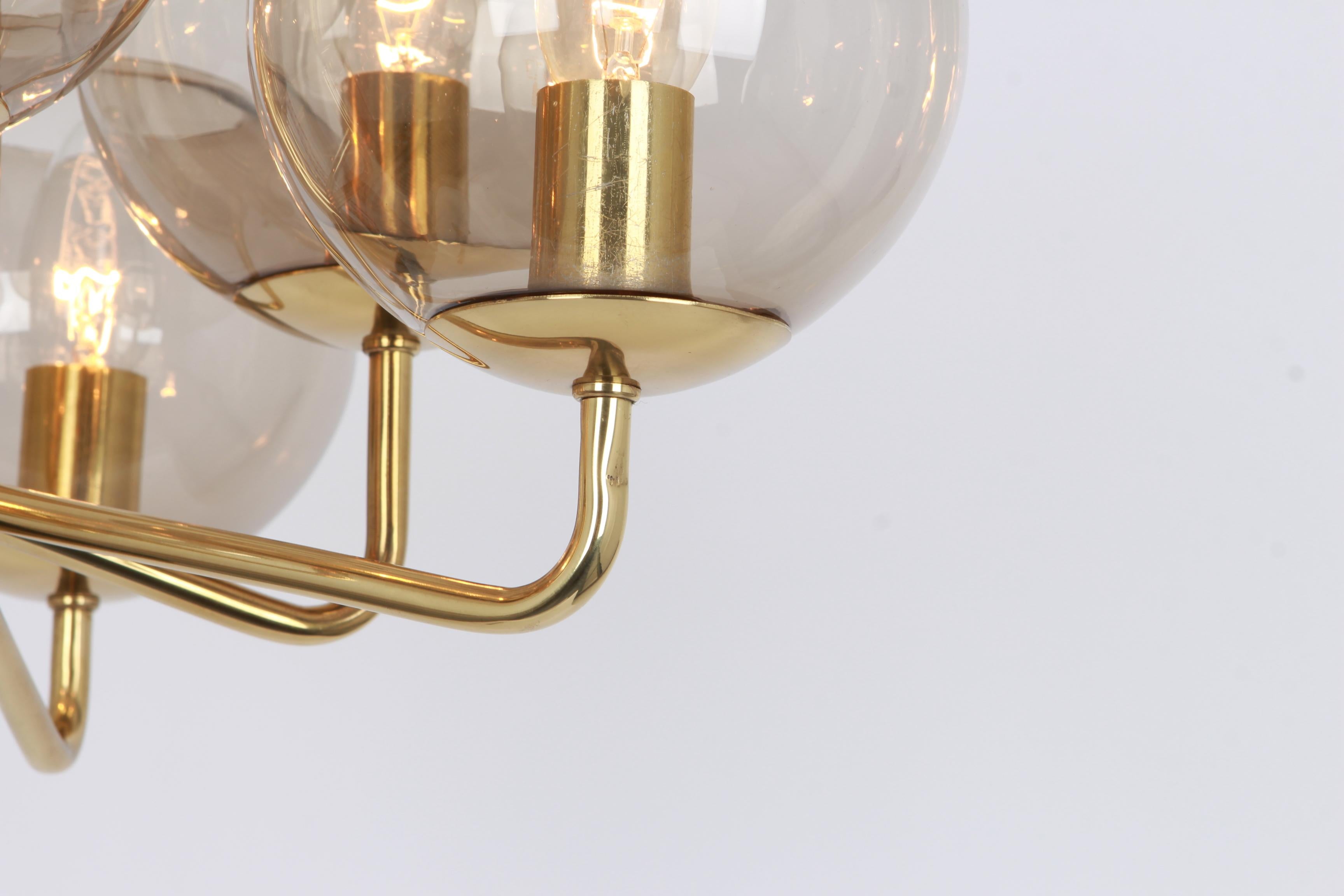 Petite Six-light brass chandelier in the style of Sciolari
Smoked glass in a very beautiful Smokey brown color on a brass frame, best of the 1960s.

High quality and in very good condition. Cleaned, well-wired and ready to use.
The fixture