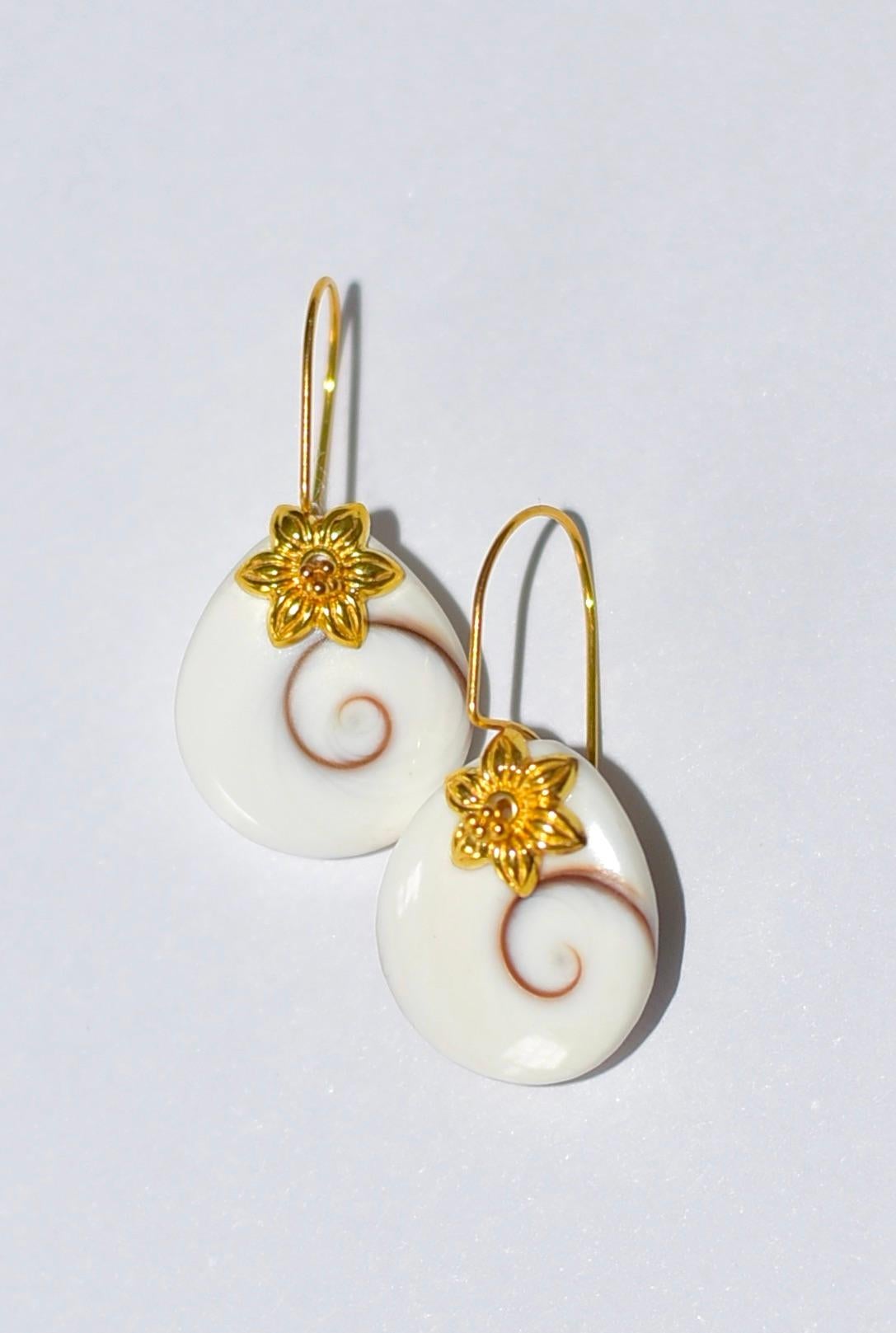 Petite Shiva Cats Eye Earrings in 18K Solid Yellow Gold In New Condition For Sale In Astoria, NY