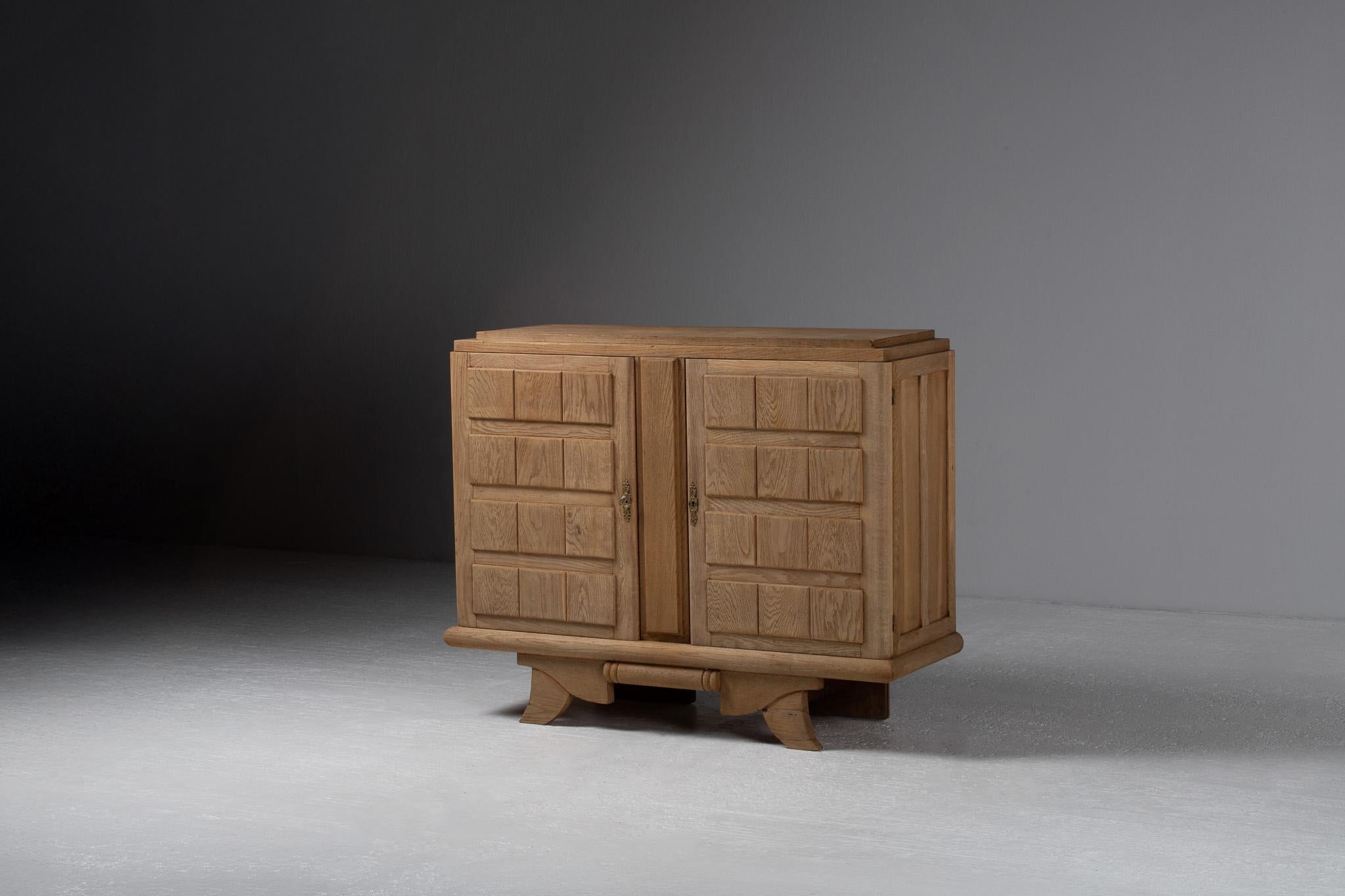 Armoire à panneaux en chêne, France, années 1940
Cette armoire en chêne français, dont la forme basse et bien ancrée dégage à la fois présence et humilité, s'articule autour d'une procession rythmique de panneaux étagés - chacun d'entre eux captant