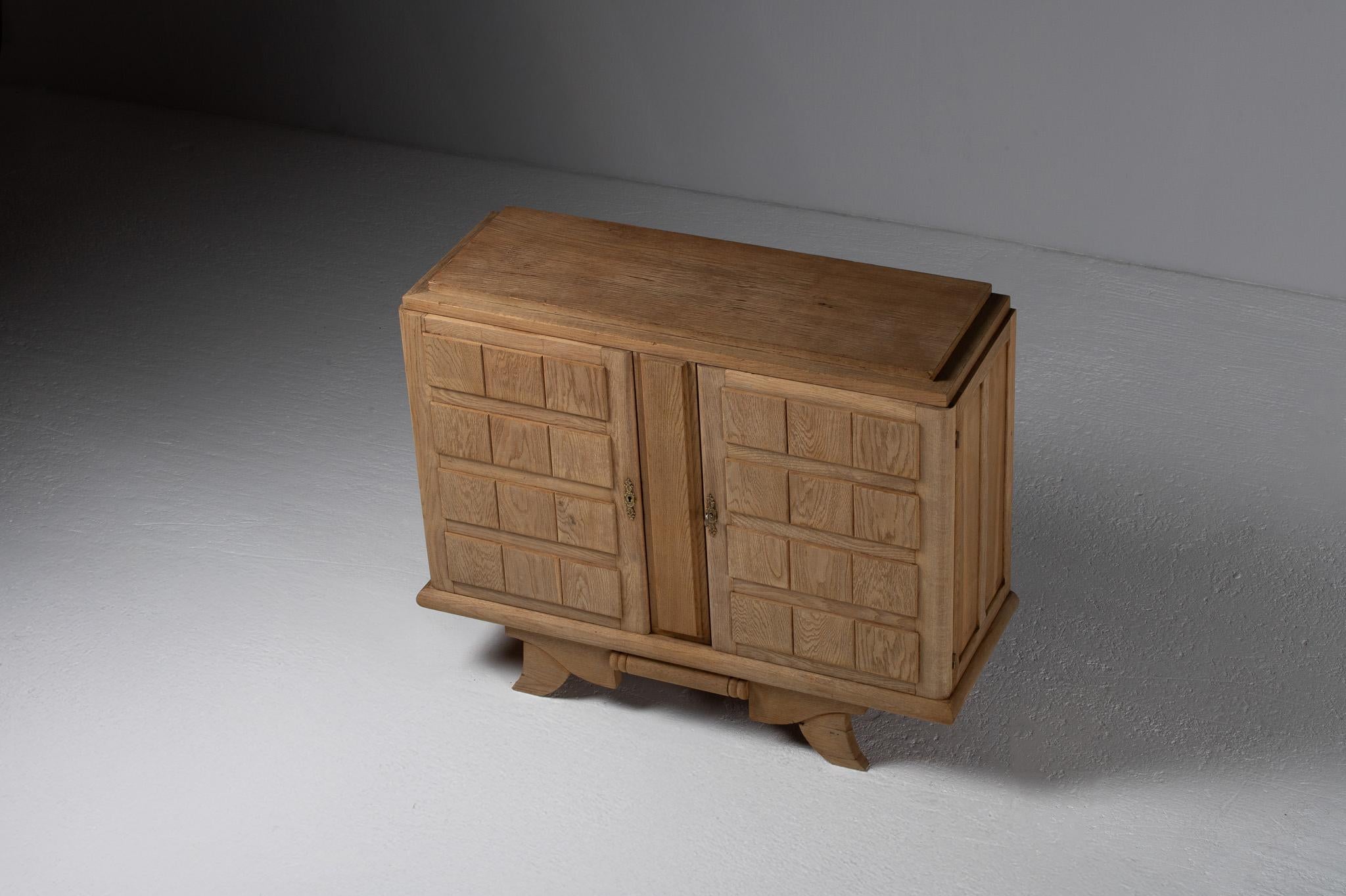 Petit buffet avec panneaux rythmiques en chêne, France, 1940 1