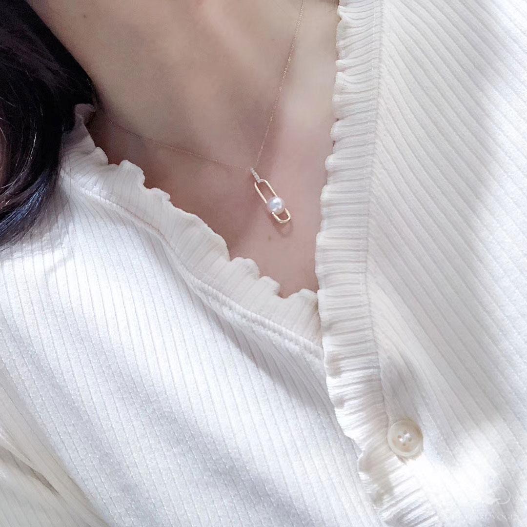 【Petite Signature】 Akoya-Perle und Diamant-Büroklammer-Anhänger (Ungeschliffen) im Angebot