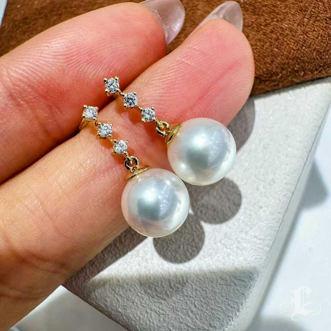 Firma Piccola】 Orecchini Aurora con perle Akoya e diamanti da 8-8,5 mm In condizioni Nuovo in vendita a New York, NY