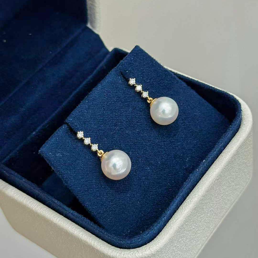 Firma Piccola】 Orecchini Aurora con perle Akoya e diamanti da 8-8,5 mm in vendita 1