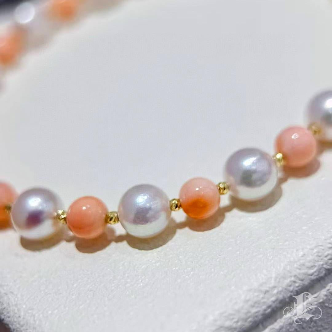 【Petite Signature】 Pétalo del amanecer Perla Akoya y pulsera de coral rosa en Nuevo estado para la venta en New York, NY