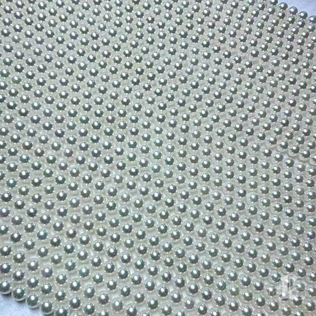 【Petite Signature】 Snow-White Aurora Akoya Pearl Necklace, 6–6.5mm, 43cm For Sale 4