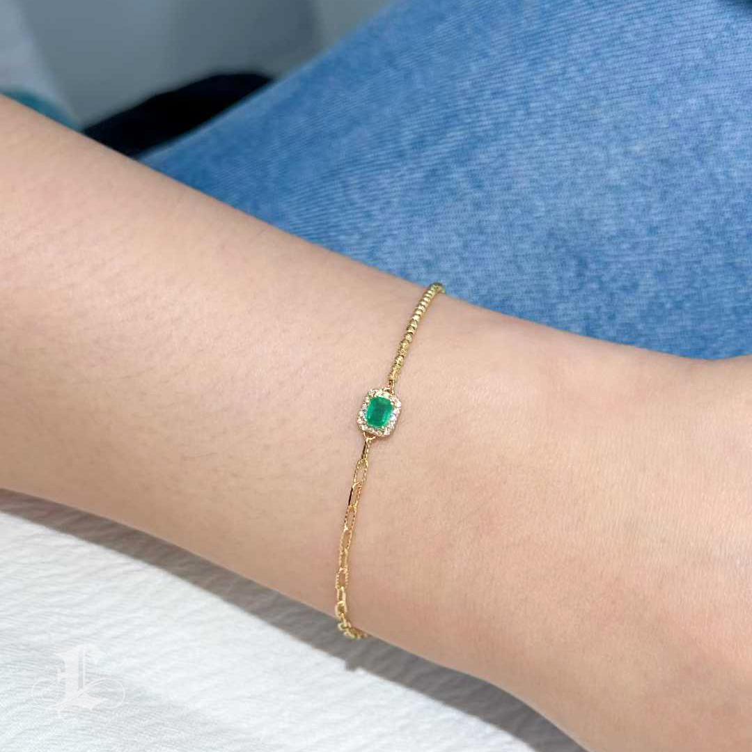 Taglio smeraldo 【Petite Signature】 Bracciale a catena in oro 18 carati con diamante smeraldo 0,17ct in vendita