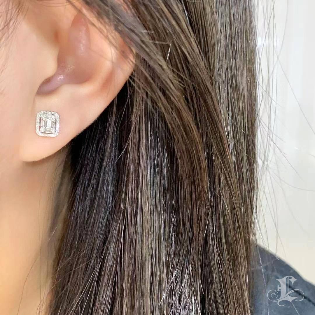 Taille baguette 【Petite Signature】0.36ct Diamond Halo Stud Ears in 18K White Gold en vente