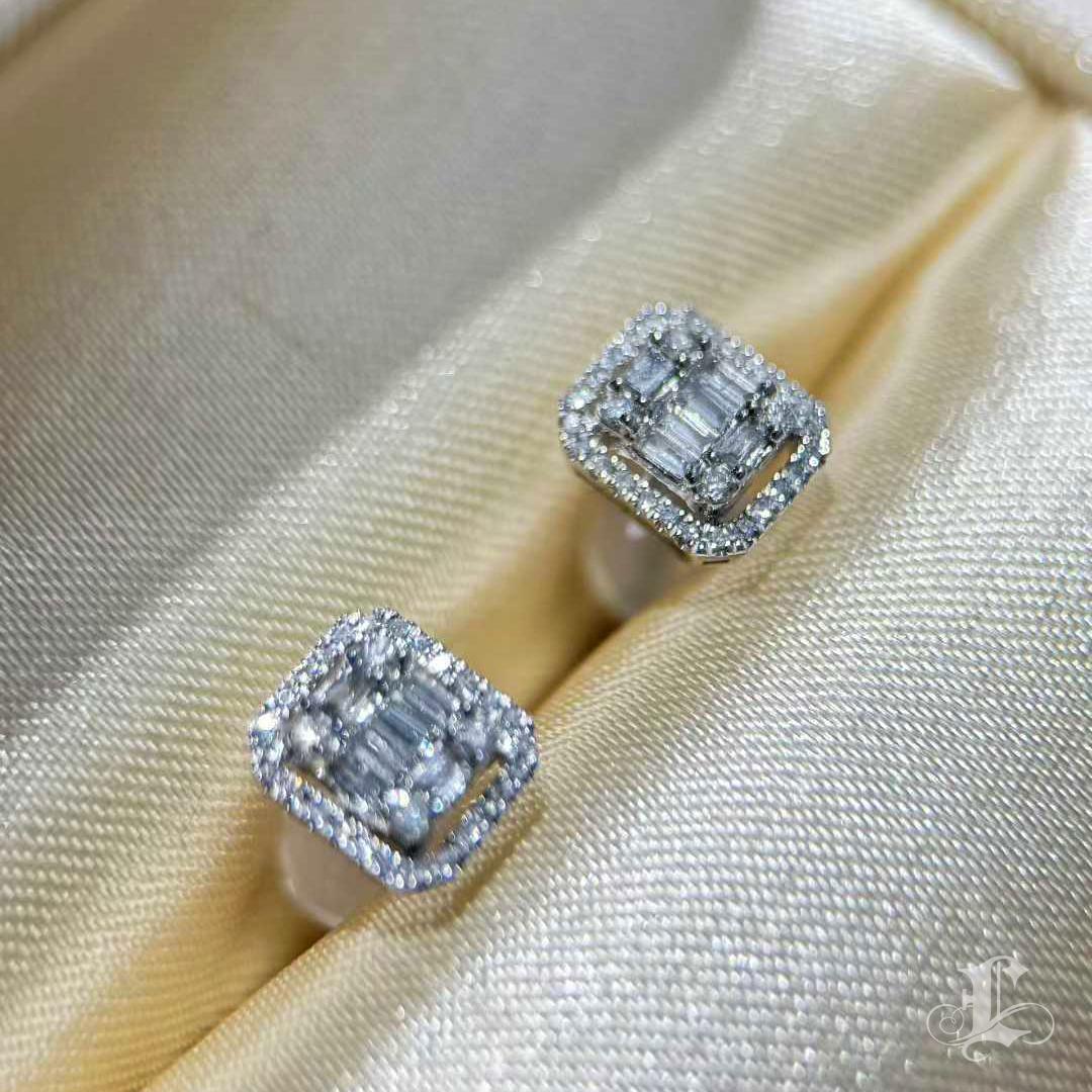 【Petite Signature】0.36ct Diamond Halo Stud Ears in 18K White Gold Neuf - En vente à New York, NY