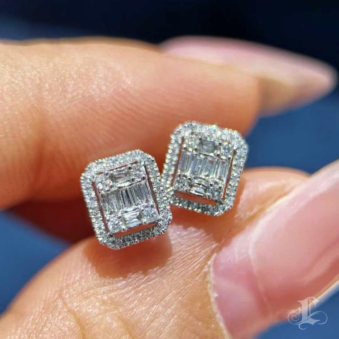 【Petite Signature】0.36ct Diamond Halo Stud Ears in 18K White Gold Pour femmes en vente