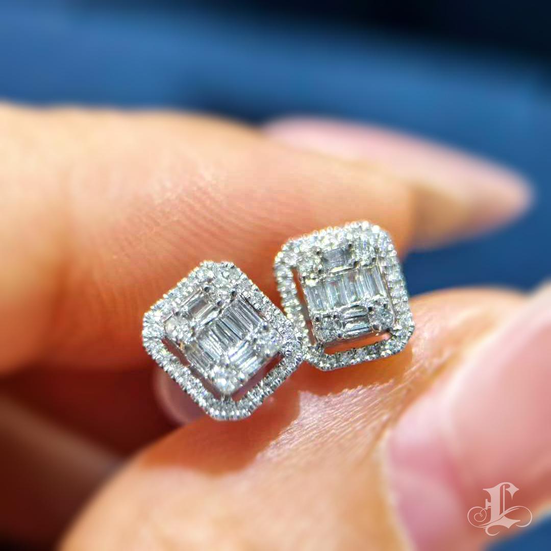 【Petite Signature】0.36ct Diamond Halo Stud Ears in 18K White Gold en vente 1