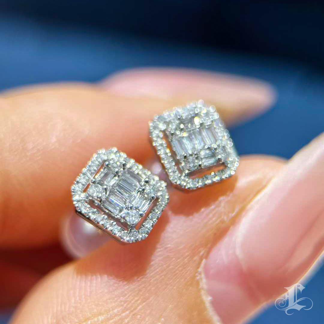 【Petite Signature】0.36ct Diamond Halo Stud Ears in 18K White Gold en vente 2