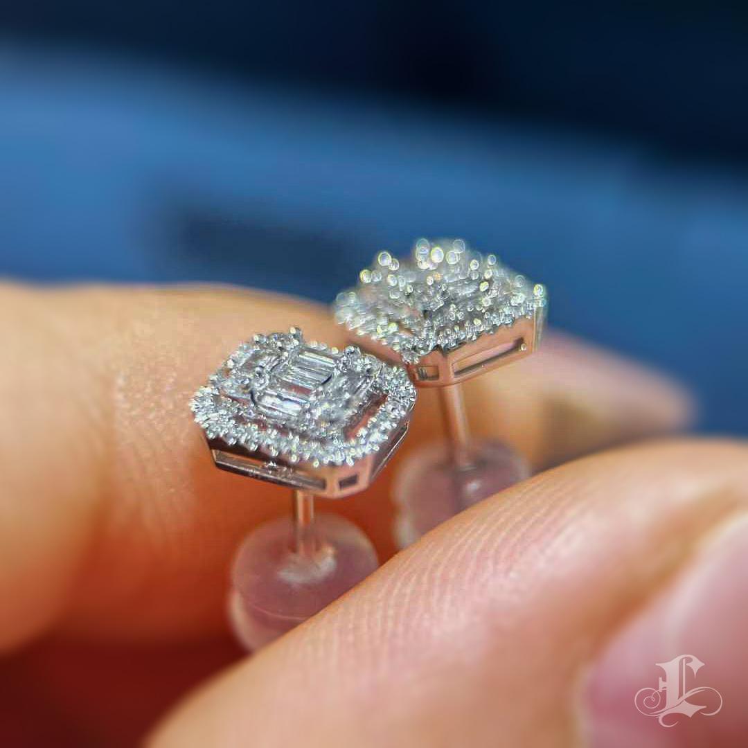 【Petite Signature】0.36ct Diamond Halo Stud Ears in 18K White Gold en vente 3