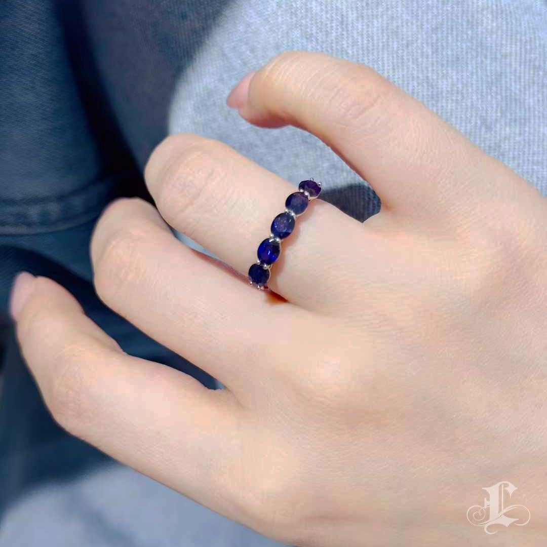 Taille émeraude 【Petite Signature】1.5ct Near Royal Blue Sapphire Ring in Platinum en vente