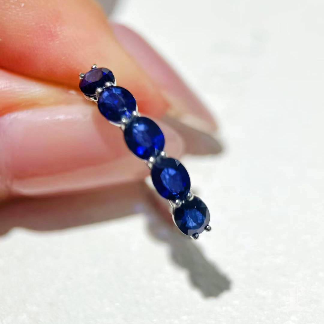 【Petite Signature】1.5ct Near Royal Blue Sapphire Ring in Platinum Neuf - En vente à New York, NY