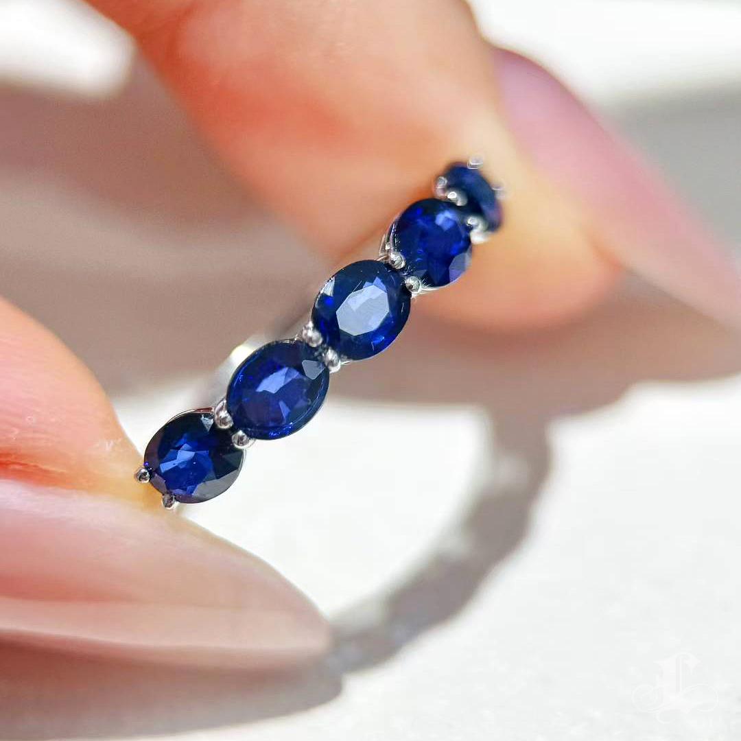 【Petite Signature】1.5ct Near Royal Blue Sapphire Ring in Platinum Pour femmes en vente