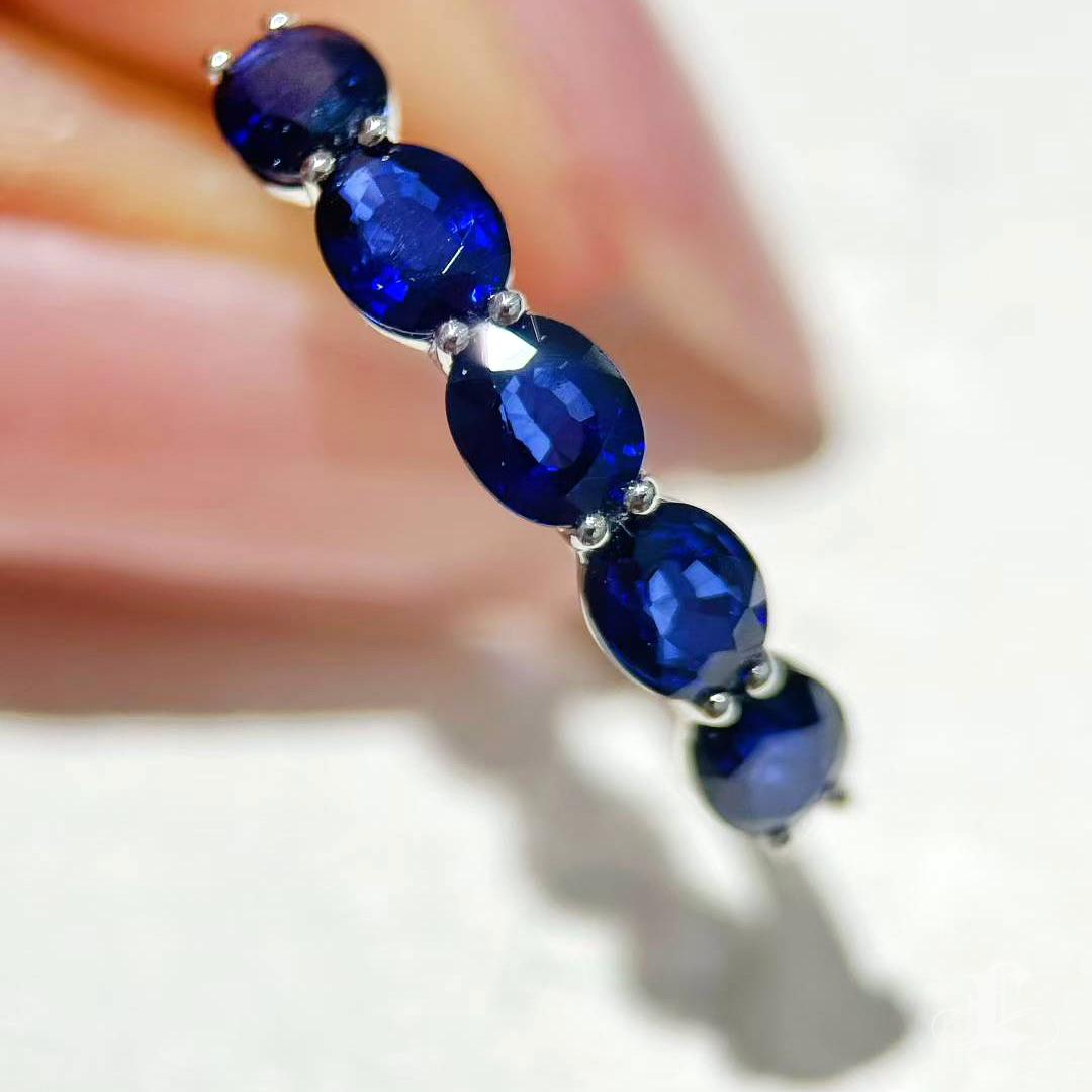 【Petite Signature】1.5ct Near Royal Blue Sapphire Ring in Platinum en vente 1