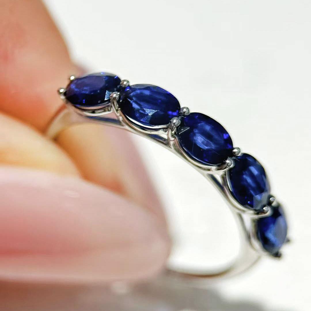 【Petite Signature】1.5ct Near Royal Blue Sapphire Ring in Platinum en vente 2