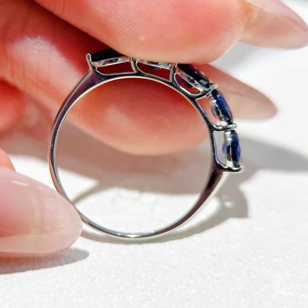 【Petite Signature】1.5ct Near Royal Blue Sapphire Ring in Platinum en vente 3