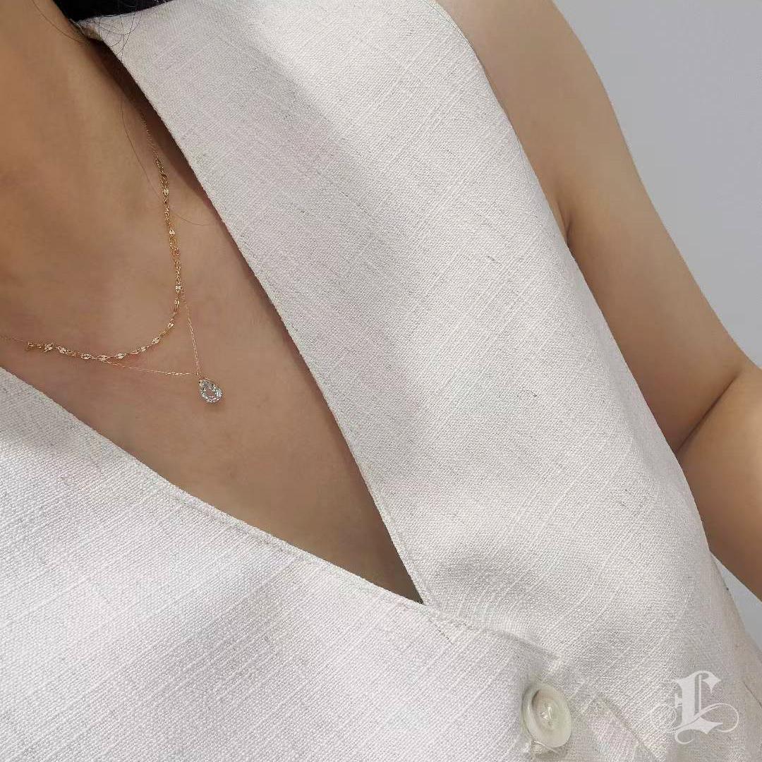 Taglio a goccia 【Petite Signature】Collana con ciondolo a goccia di acquamarina in oro 18 carati con doppia catena in vendita