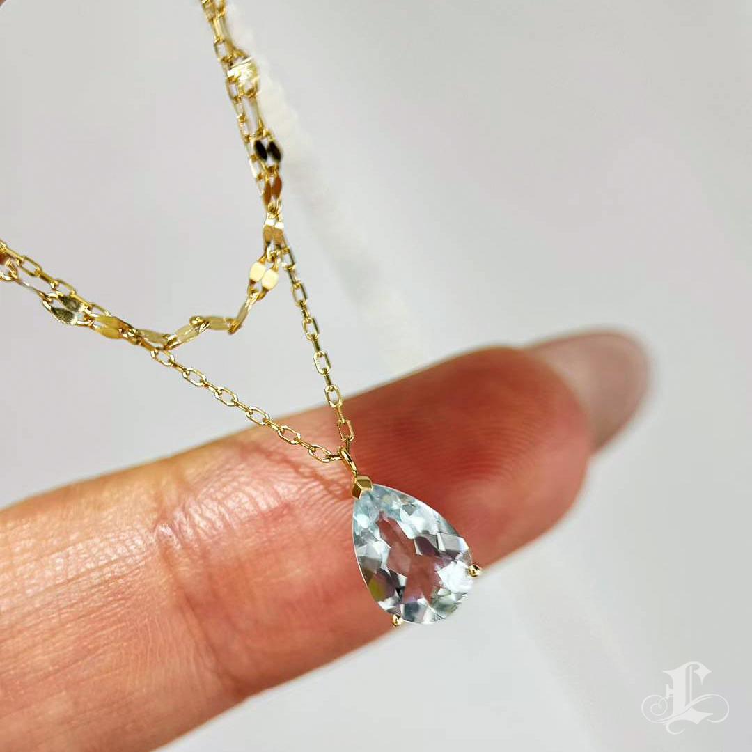 【Petite Signature】Collana con ciondolo a goccia di acquamarina in oro 18 carati con doppia catena In condizioni Nuovo in vendita a New York, NY