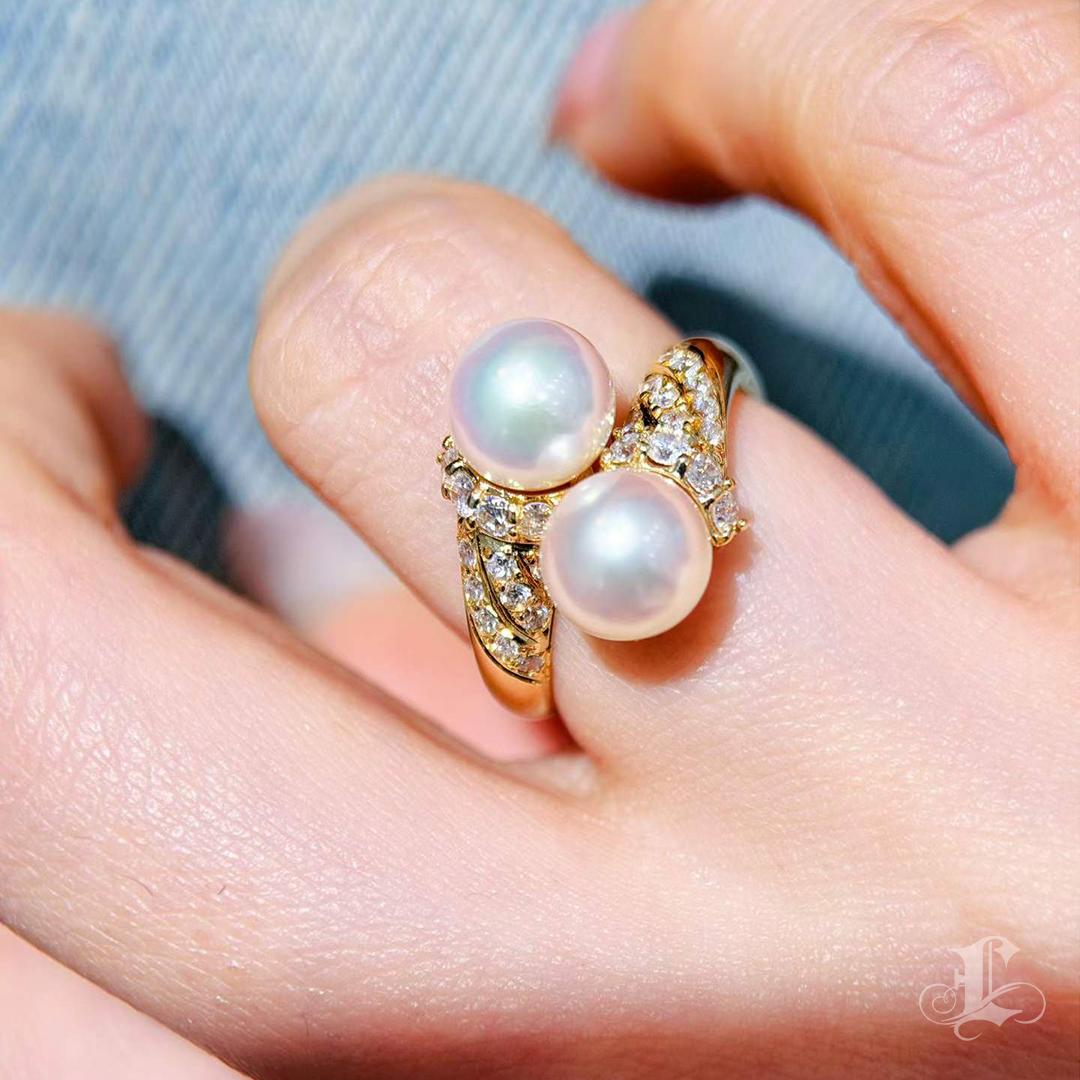 Grezzo Firma Petite】 Anello con due perle Aurora Akoya e diamanti in vendita