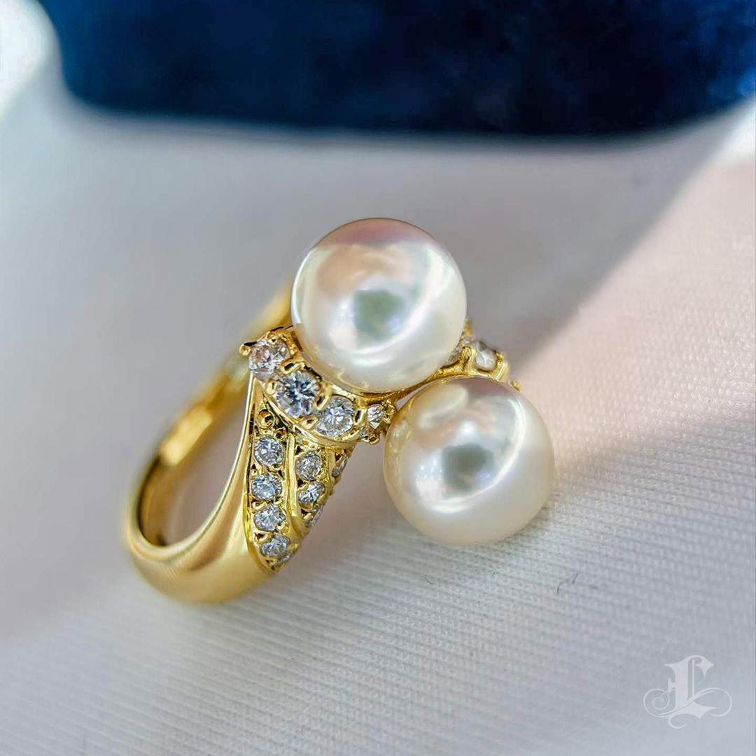 Firma Petite】 Anello con due perle Aurora Akoya e diamanti in vendita 3