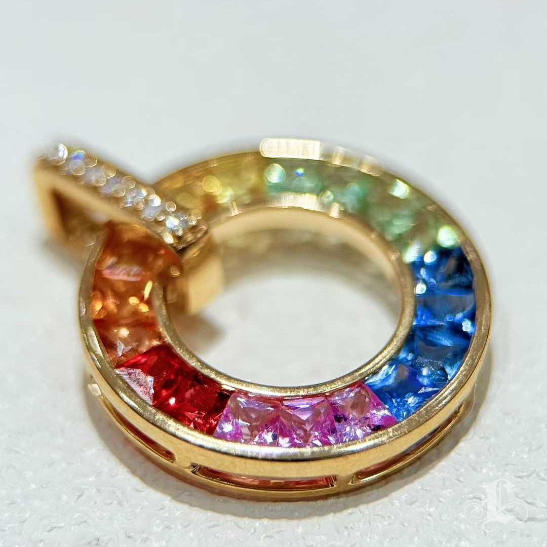 【Petite Signature】Aurora Spectrum — Petite Rainbow Luck Pendant In New Condition For Sale In New York, NY