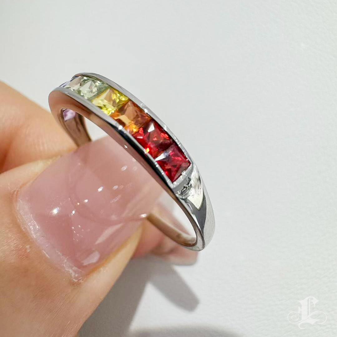 【Petite Signature】Aurora Spectrum Seven Sapphire Luck Ring Neuf - En vente à New York, NY