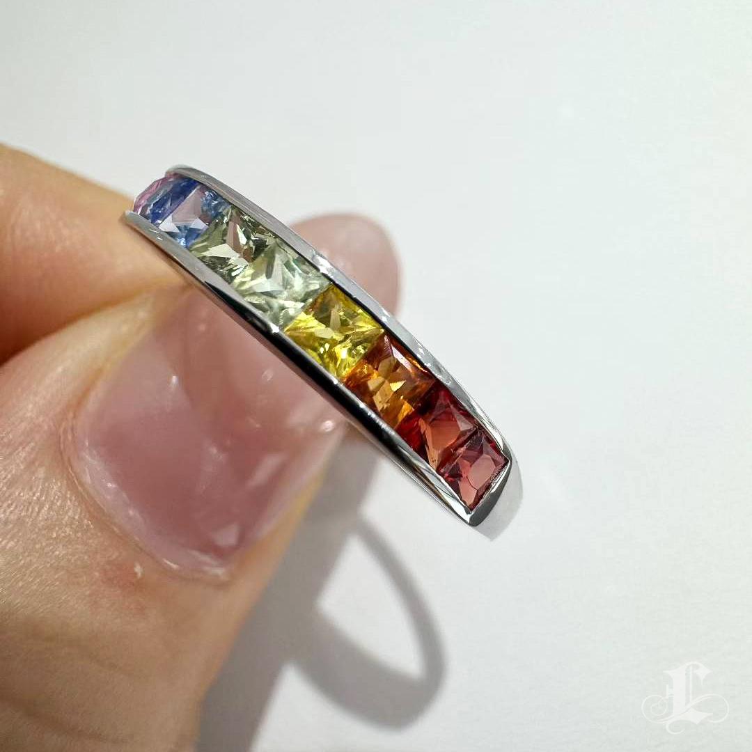【Petite Signature】Aurora Spectrum Seven Sapphire Luck Ring en vente 1